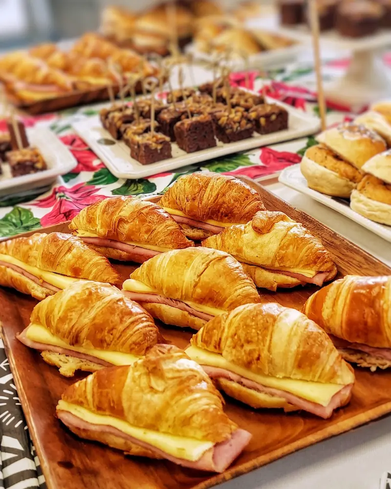 Servicio de Coffee Break Económico para empresas en Santiago: bocados dulces y salados listos para servir.