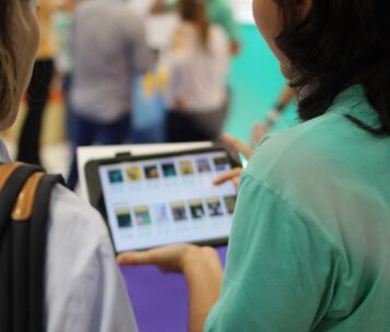 duas mulheres durante a feira bett educar