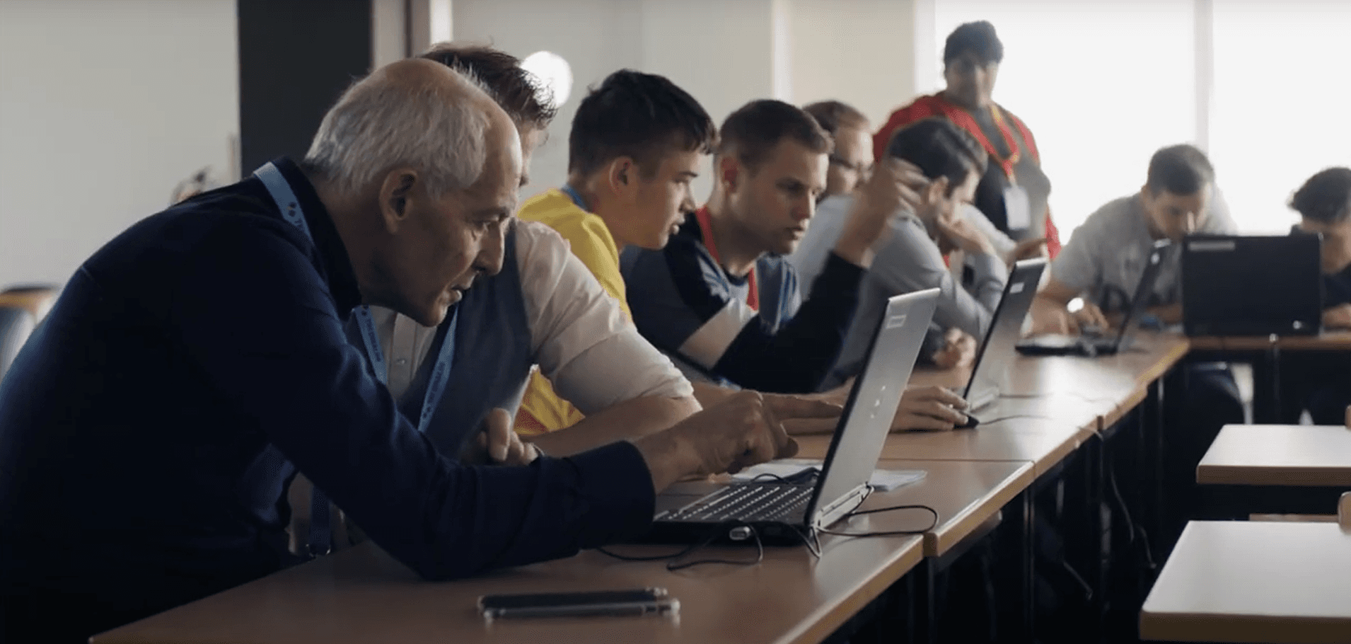 Spelers spelen Master Shipper achter hun laptops op werk