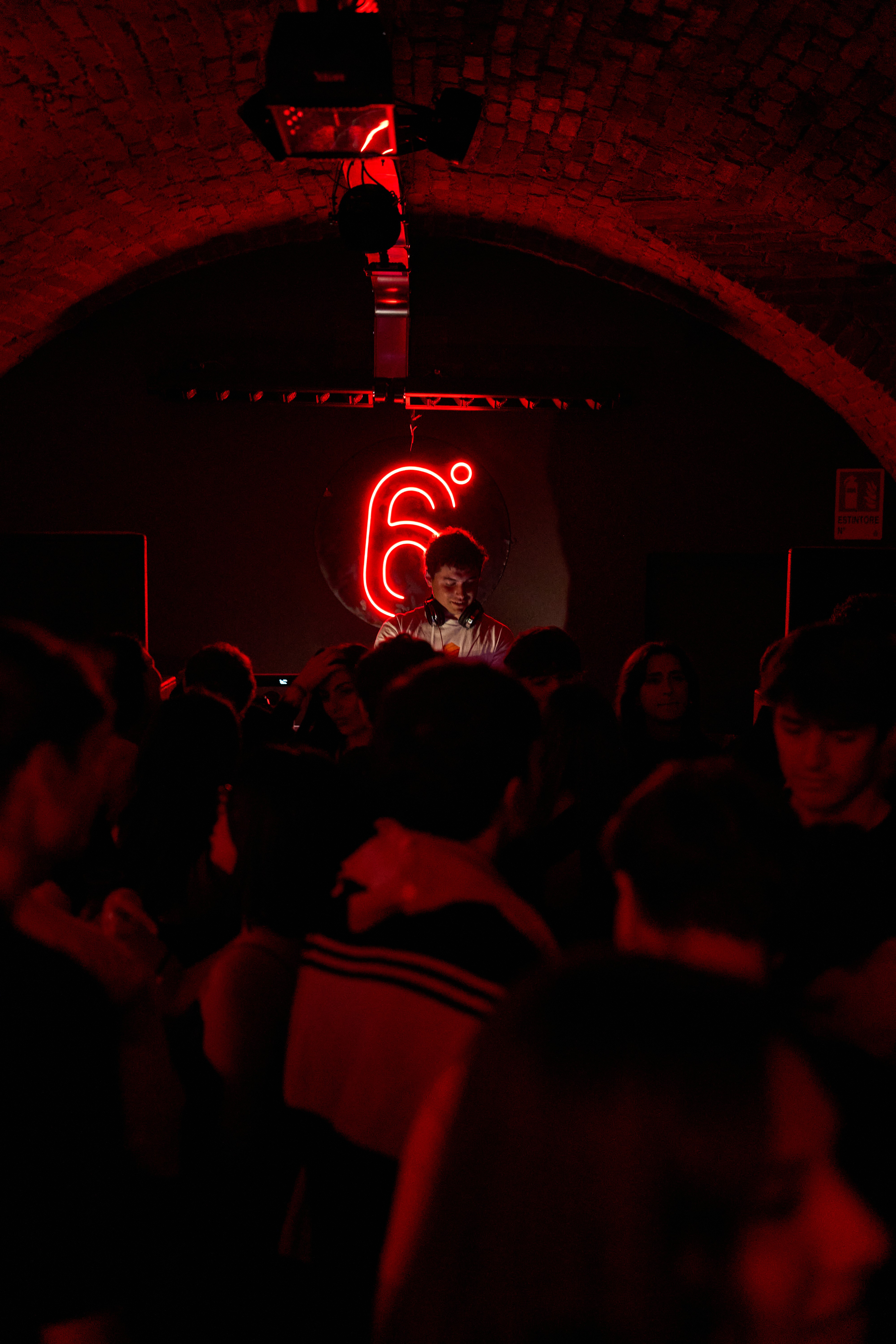 Lineup Artisti e DJ Set Live  Gli artisti Sestopiano Torino rappresentano la punta di diamante della nostra proposta musicale. Ogni DJ set live Torino porta energia, ricerca sonora e innovazione nei nostri Sestopiano eventi. La lineup unisce DJ Torino, producer elettronici e artisti emergenti Torino, creando esperienze musicali memorabili.  Trova tutte le informazioni sui nostri artisti nella pagina ufficiale sul sito di Sestopiano. Rimani aggiornato su date, nuove collaborazioni e lineup tramite Instagram e i social ufficiali, per non perdere nessun Events Turin.