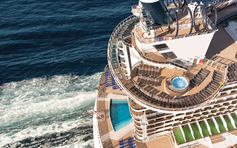 Vista aérea do deck com piscina no navio MSC Seaview