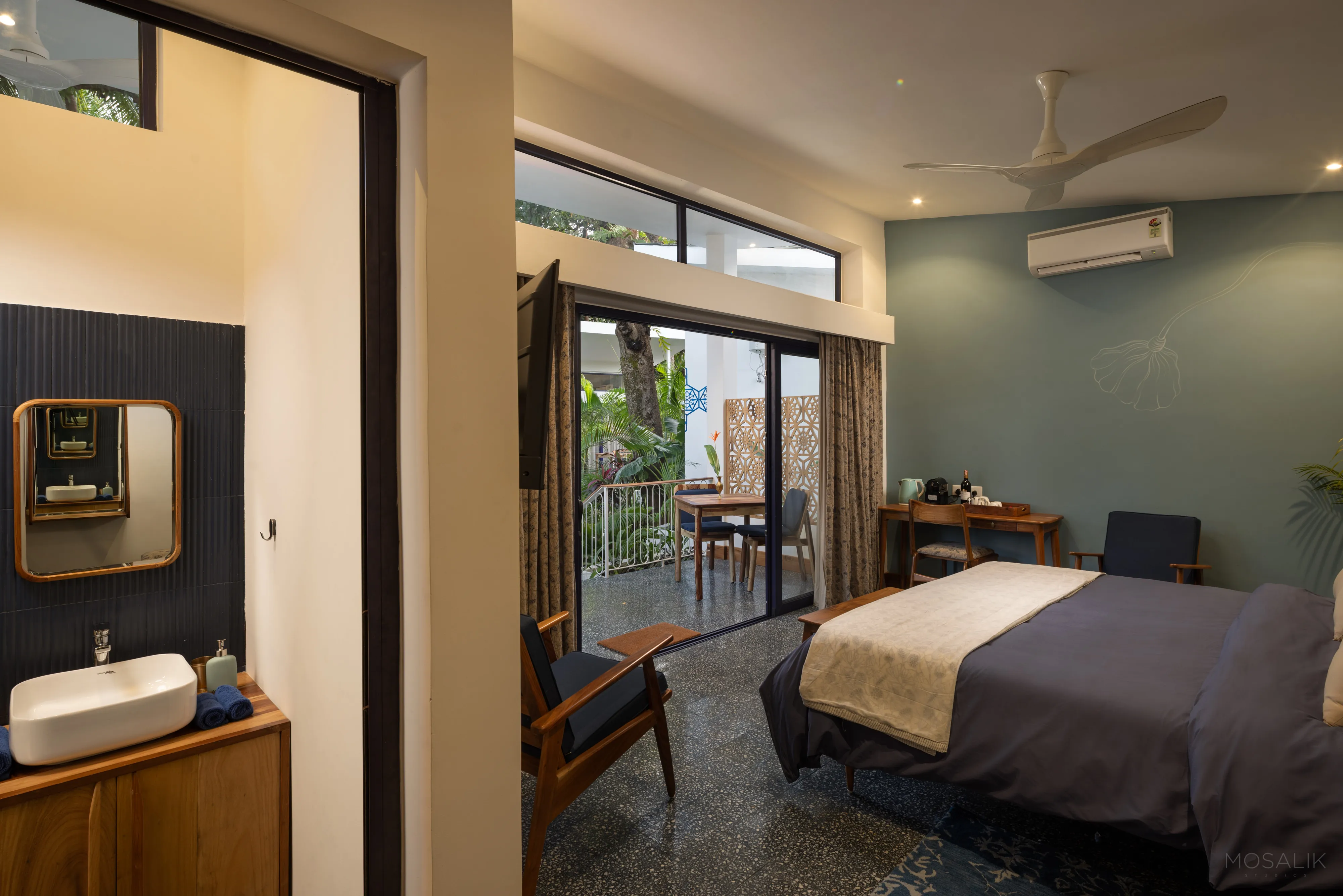 Contemporary room with garden terrace at Jaali Blue