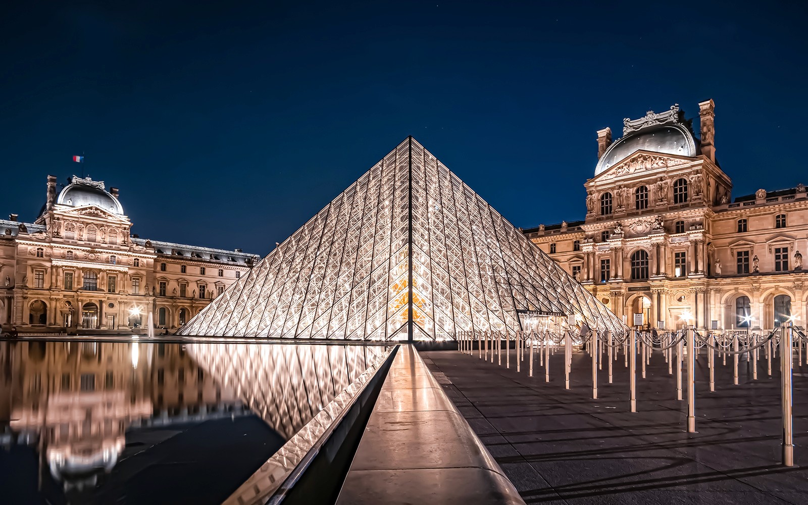 巴黎,法国的卢浮宫金字塔夜晚被灯光照亮。