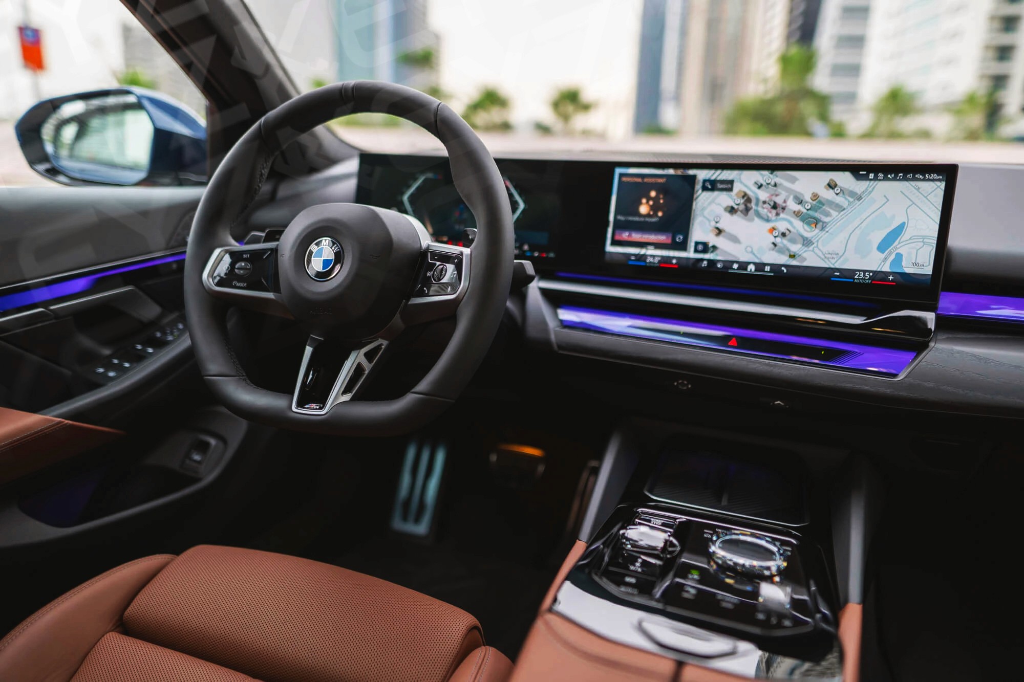 Vue interieur BMW 520i Bleu – Location Berline à Dubaï | Keyz Rent
