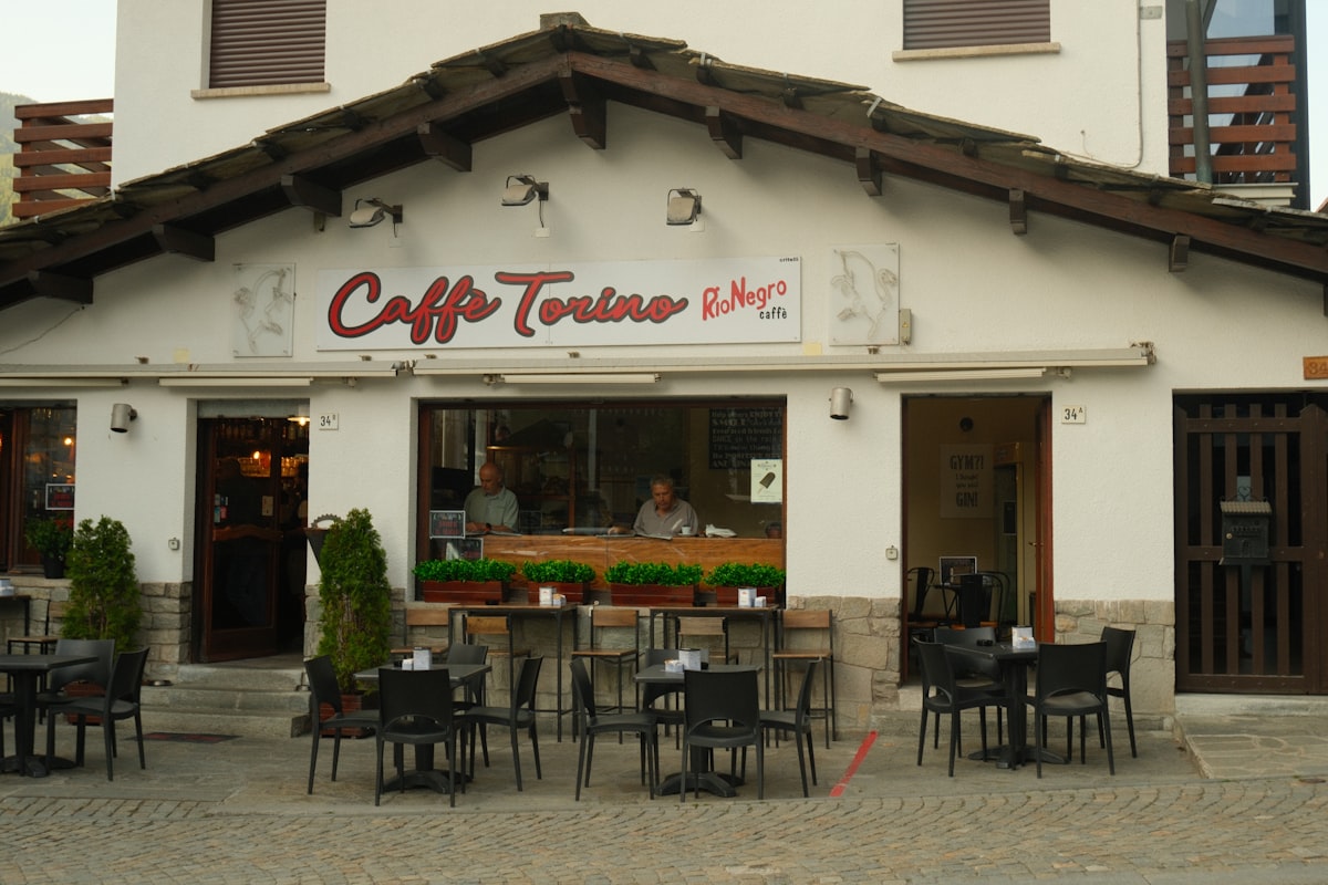 Café Torino con mesas en la terraza exterior