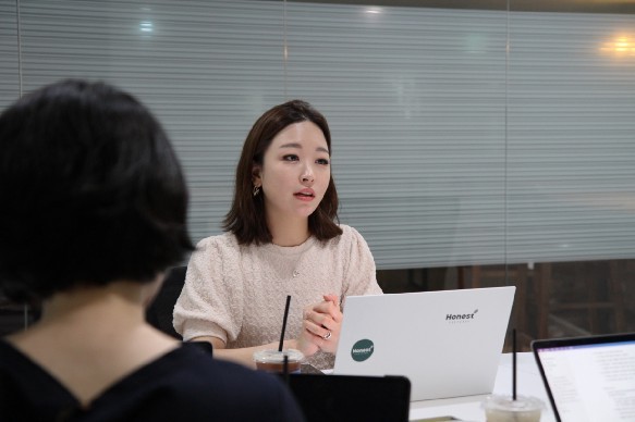 Jinkyung explaining the Business Reports function of Quotabook, which can standardize the formats of business reports from portfolio firms