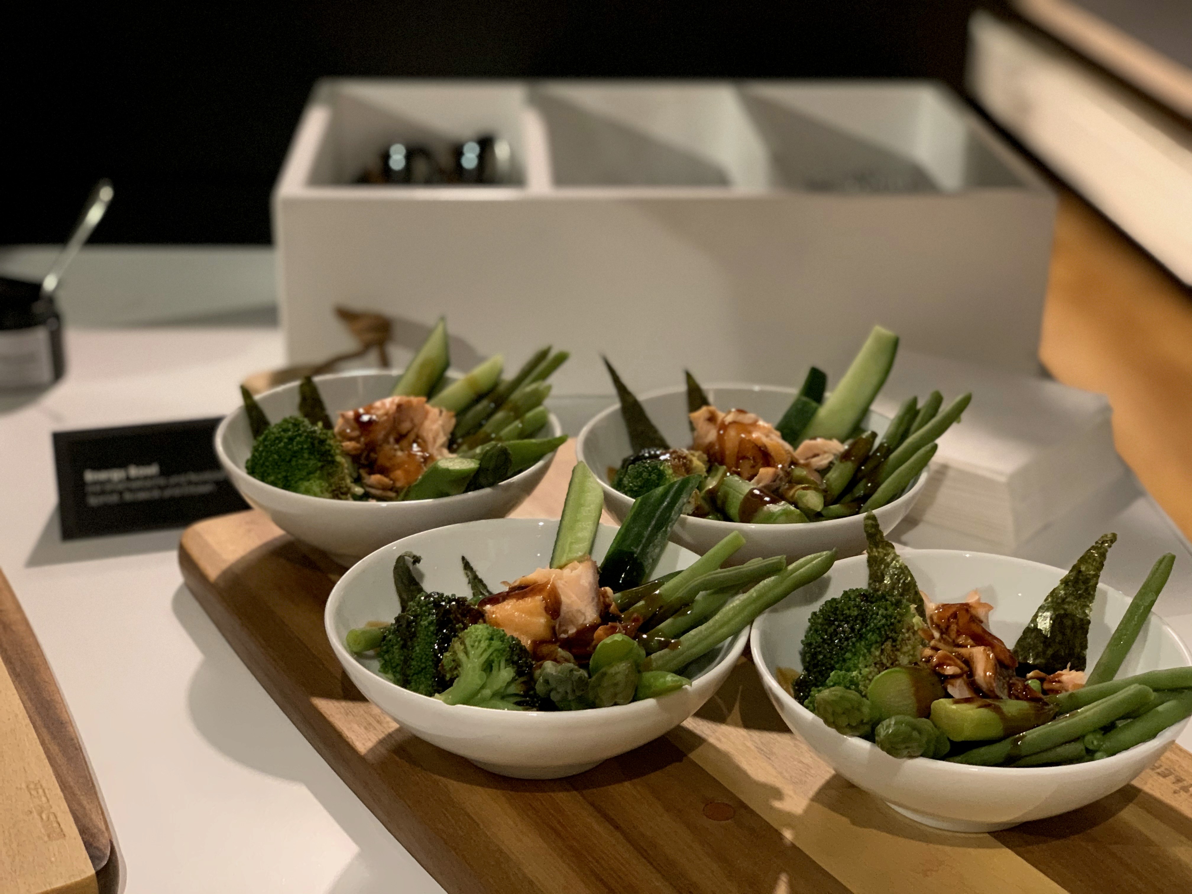 Frische Lunch-Bowls mit Gemüse beim Messecatering