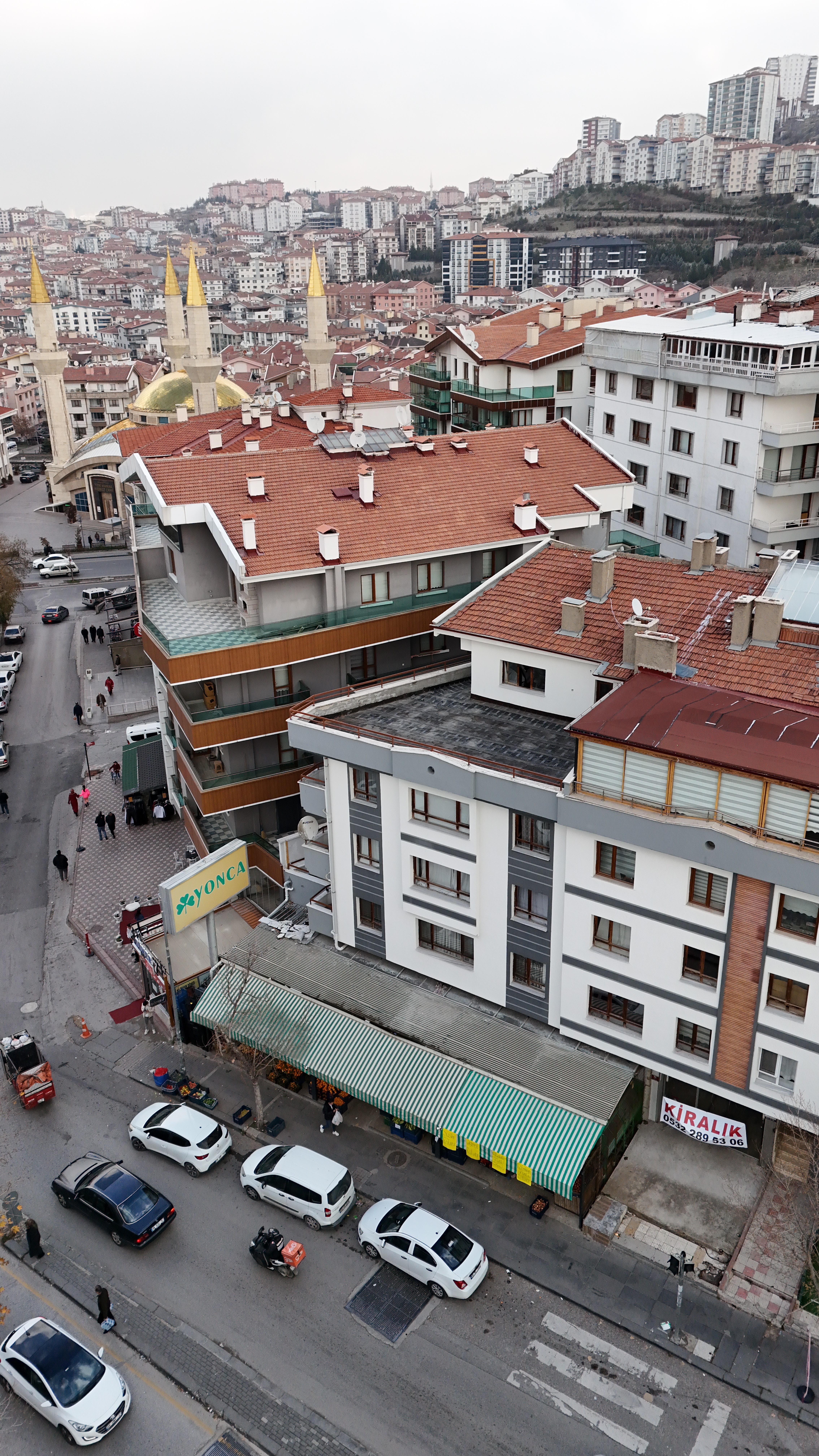 Alışveriş alanından iç mekâna açılan ferah düzen, sade tasarım ve rahat dolaşım alanlarıyla keyifli bir deneyim sunar.