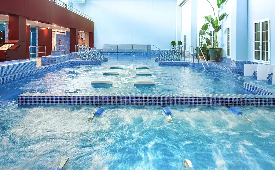 Piscina termal en el Balneario de Cofrentes, el balneario más medicalizado de España