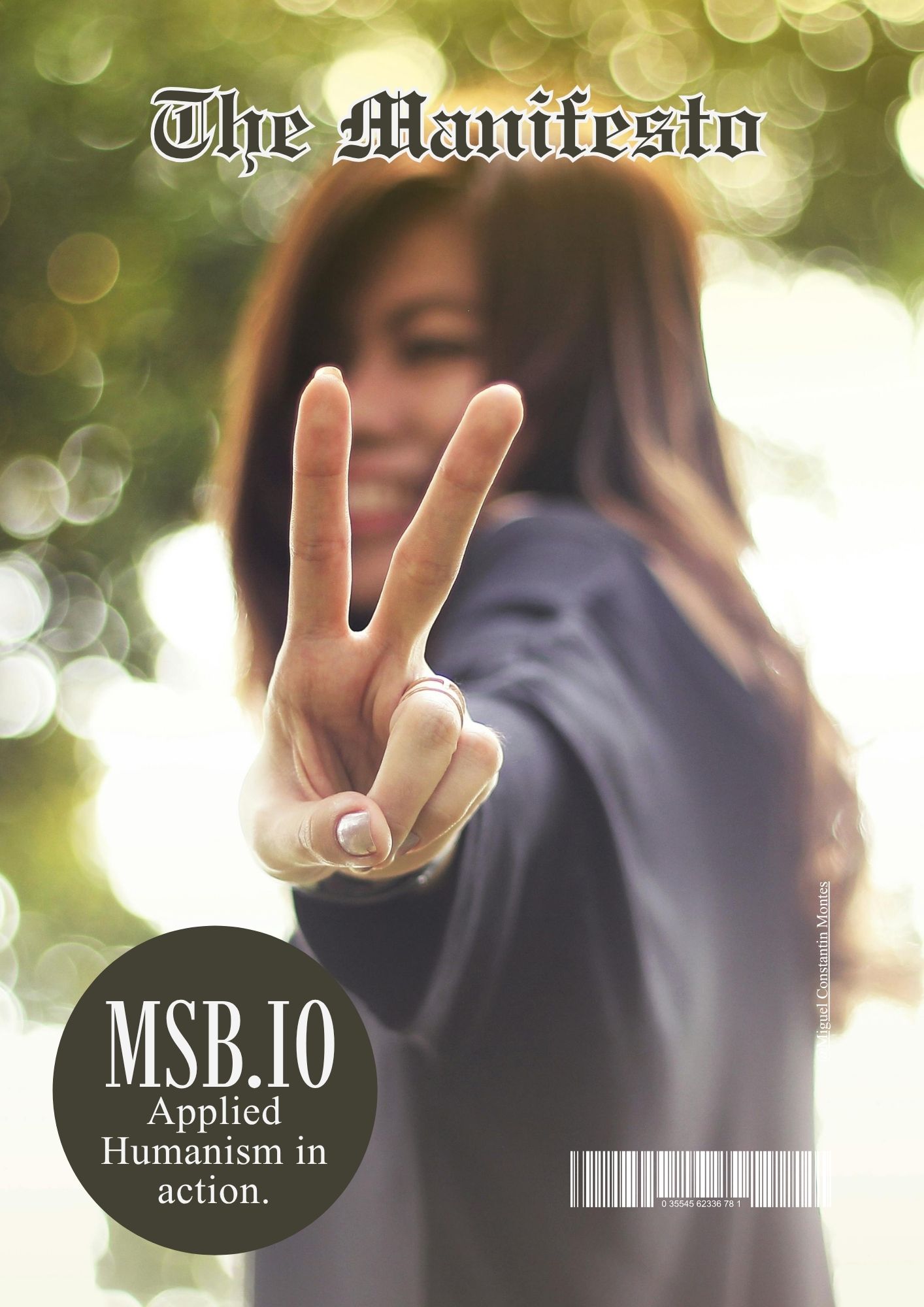 Une personne lève le signe de la paix devant un fond de nature floutée, en couverture du Manifeste de MSB.IO, avec la mention « L’humanisme appliqué en action ».