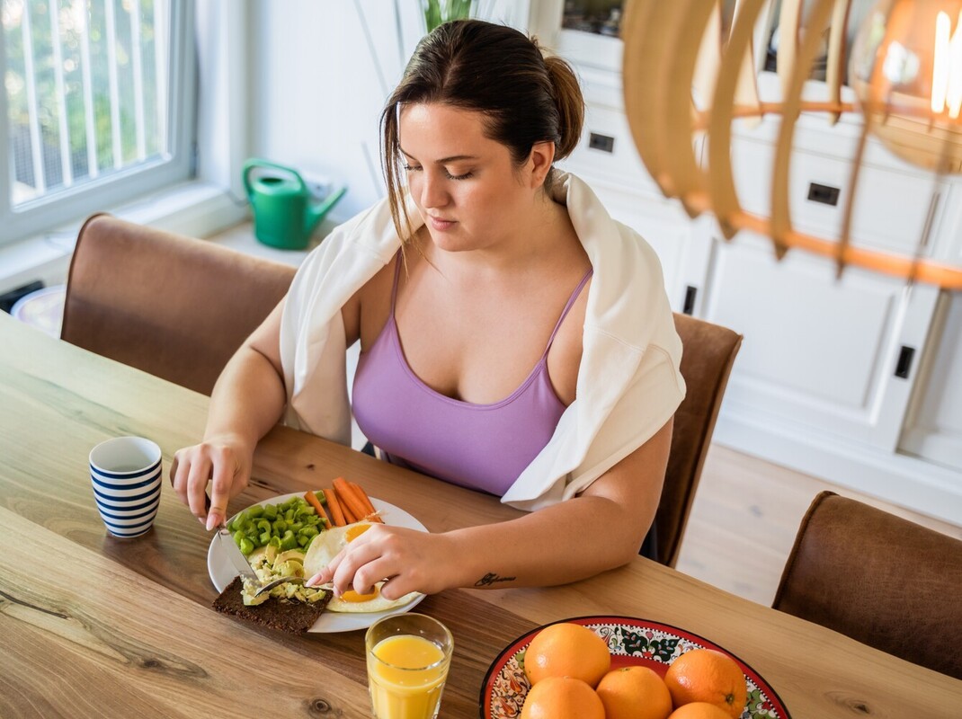 woman eating a healthy meal to complement her steam room fitness routine