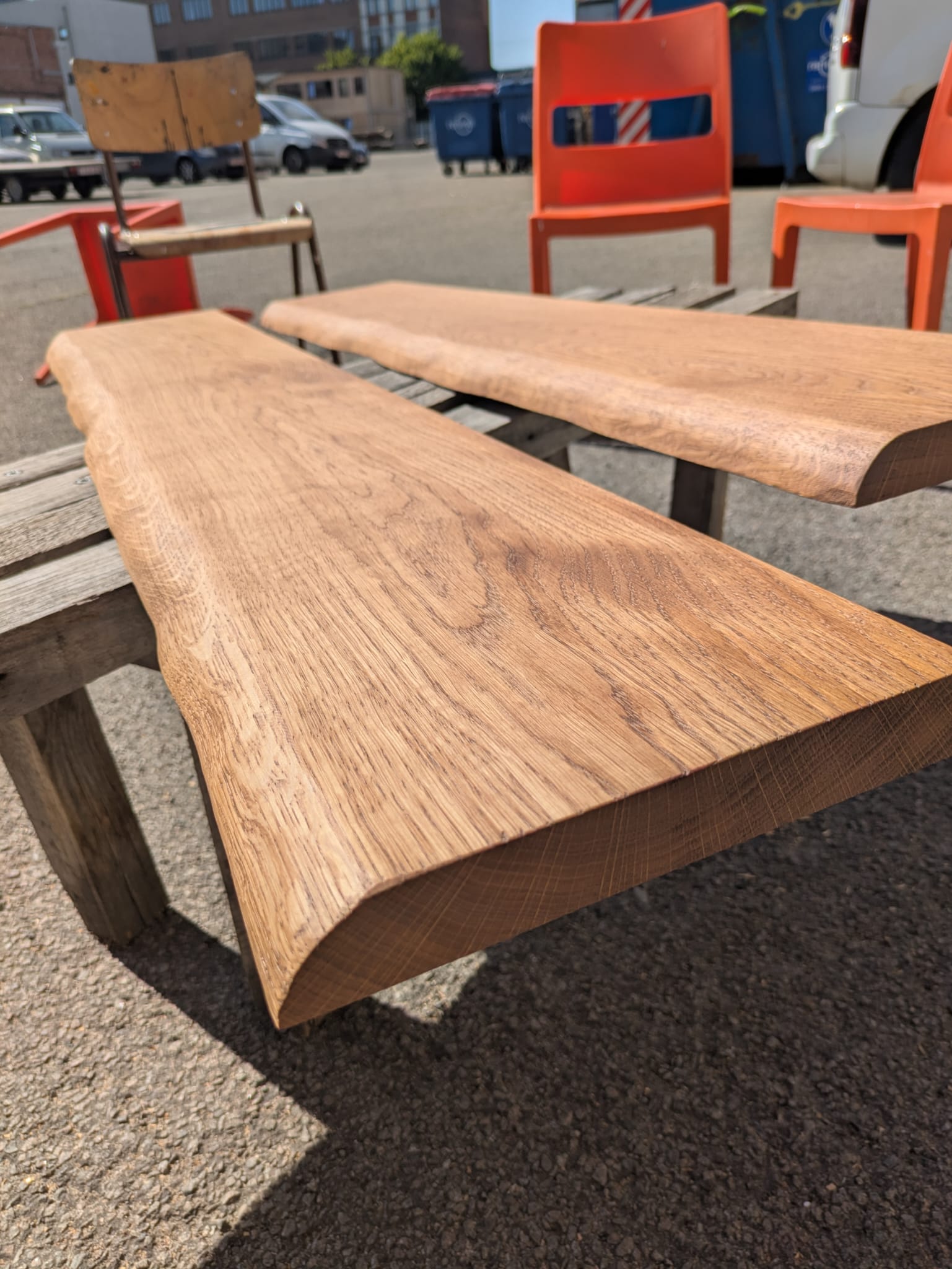 Op maat gemaakte eikenhouten wandplanken waarvan de nerf goed zichtbaar is