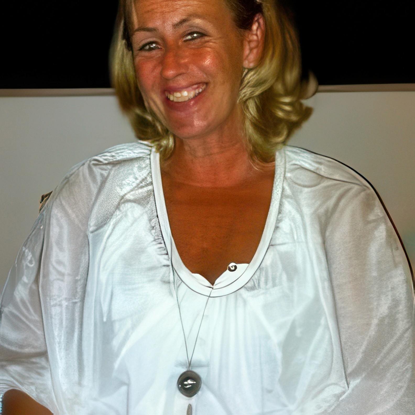 Portretfoto van Jetske Visser, een tevreden 5 Day Fast-deelnemer, glimlachend in een witte blouse.