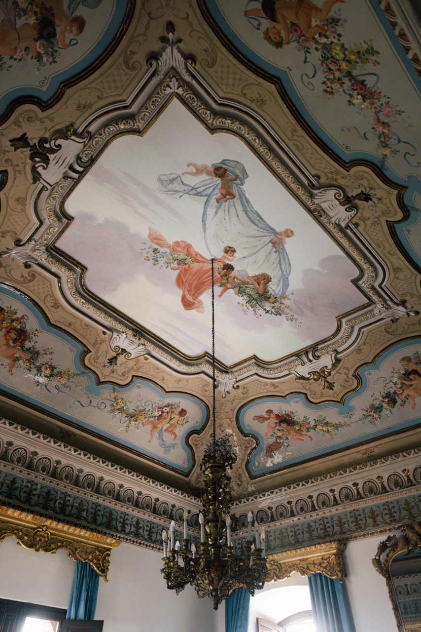 Soffitto affrescato del Castello di Tabiano con figure allegoriche e decori settecenteschi della location matrimoniale