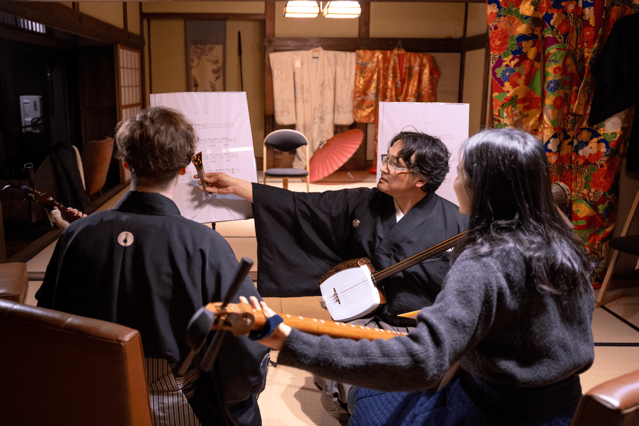 Shamisen lesson at Aomori Kurahaku