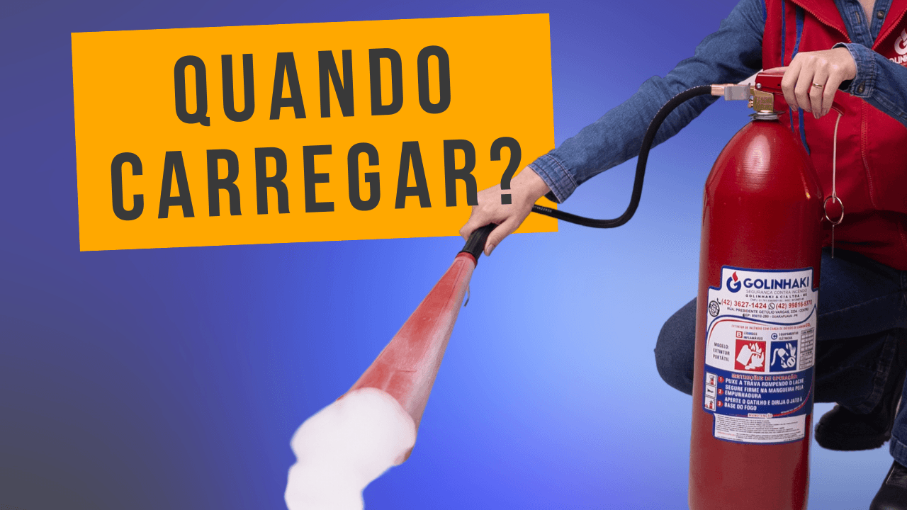 Extintor sendo descarregado e escrita: "quando recarregar?"