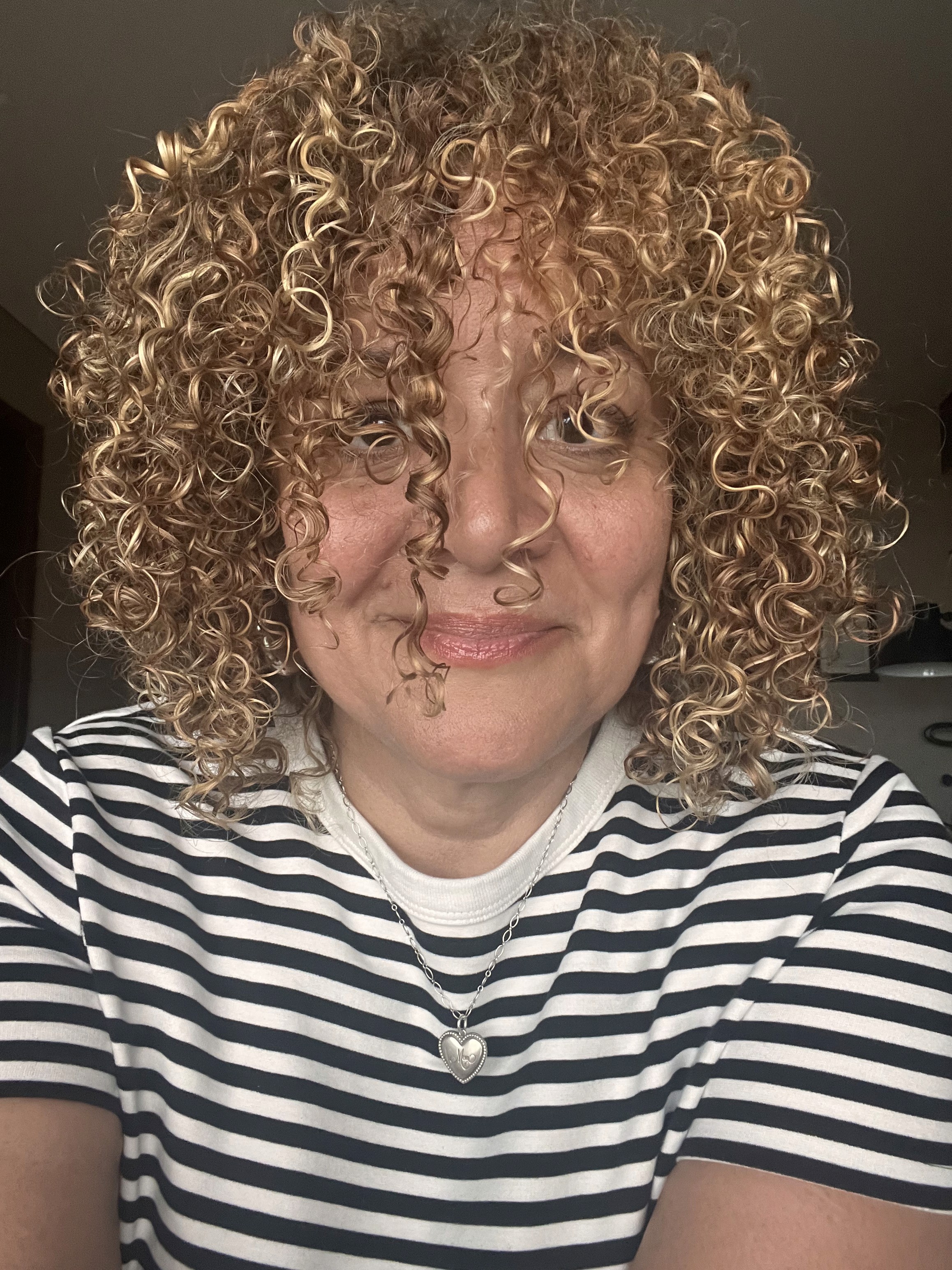 isabel Burgos con cara cubierta