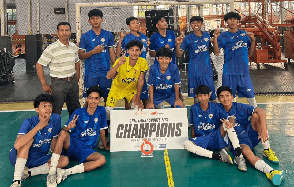 Kepala SMA Dr. Soetomo memberikan pengarahan dalam kegiatan rapat kerja dan workshop