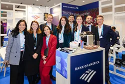Photo de groupe réalisée par un photographe professionnel à Grenoble sur un stand