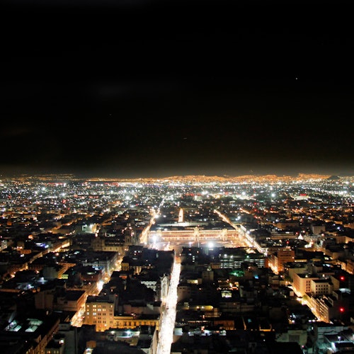 墨西哥城東。墨西哥城的索卡洛、國家宮、城市大教堂。