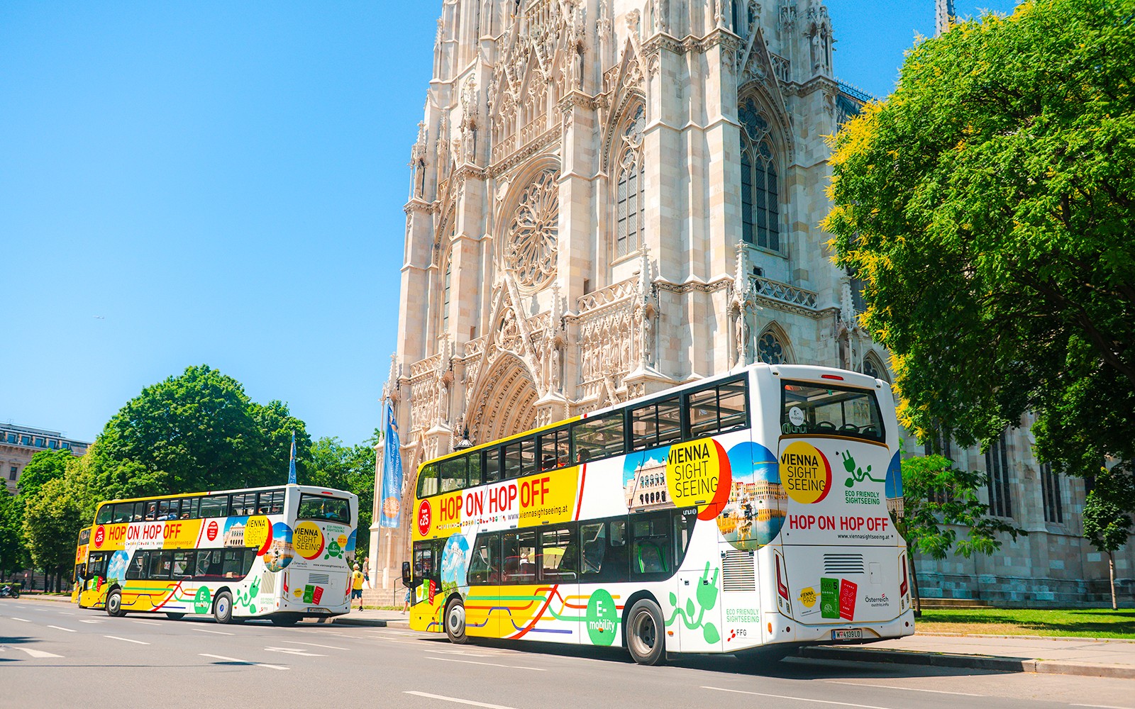 Bus wisata hop-on hop-off di Wina dekat Votivkirche.