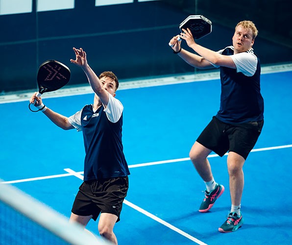 Antti Kampman padel-kentällä parin kanssa