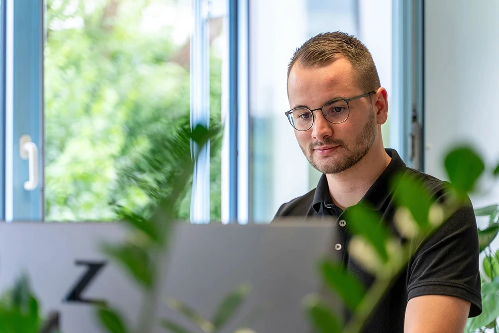 Bauzeichner, technischer Zeichner oder CAD-Konstrukteur bei SAG Ingenieure arbeitet konzentriert an digitalen Konstruktionsplänen.