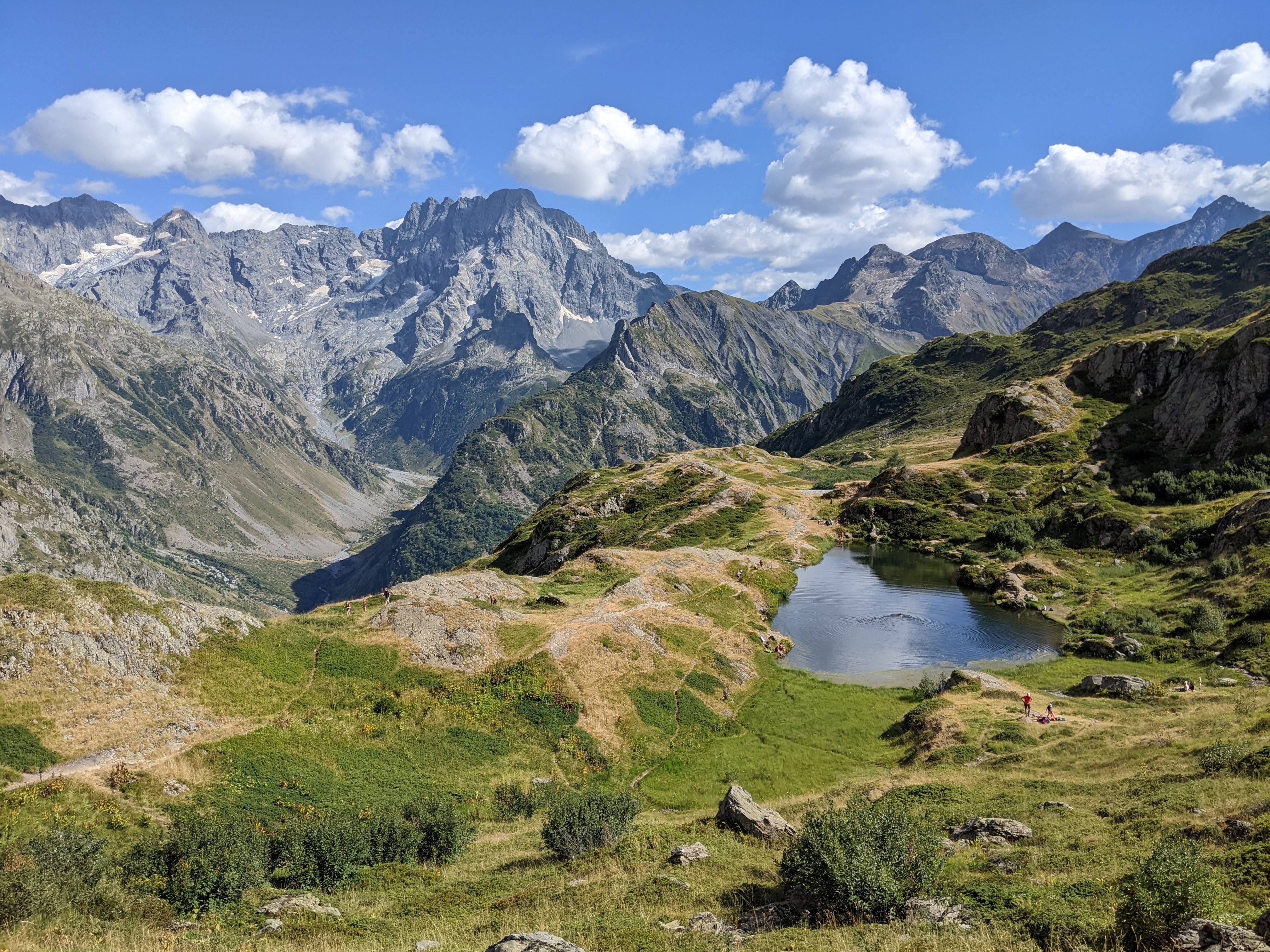 Le lac du Lauzon, merveille de la nature verdoyante dans le Parc National des écrins