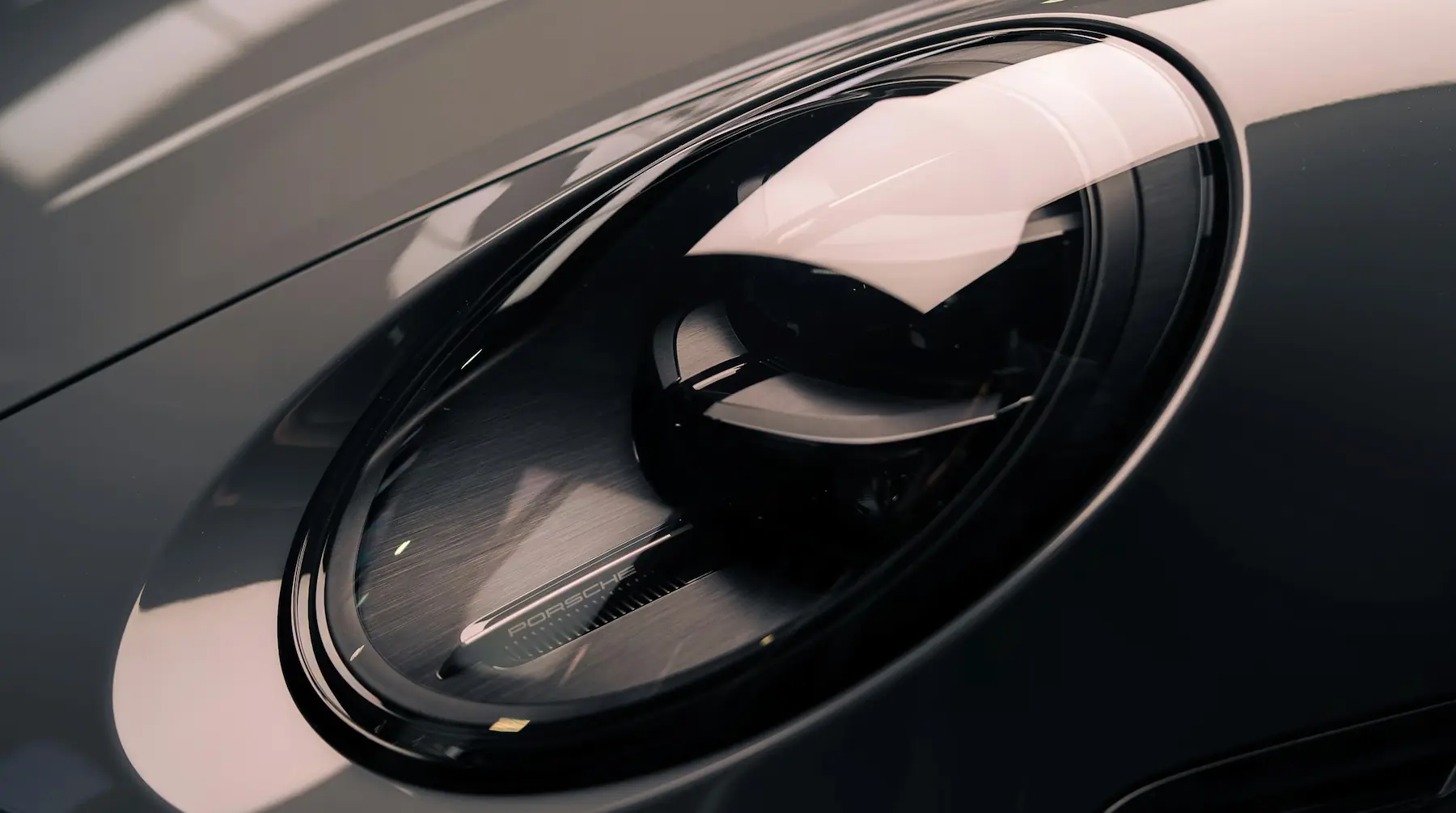 Après nettoyage du phare avant d’une Porsche 911 propre et net