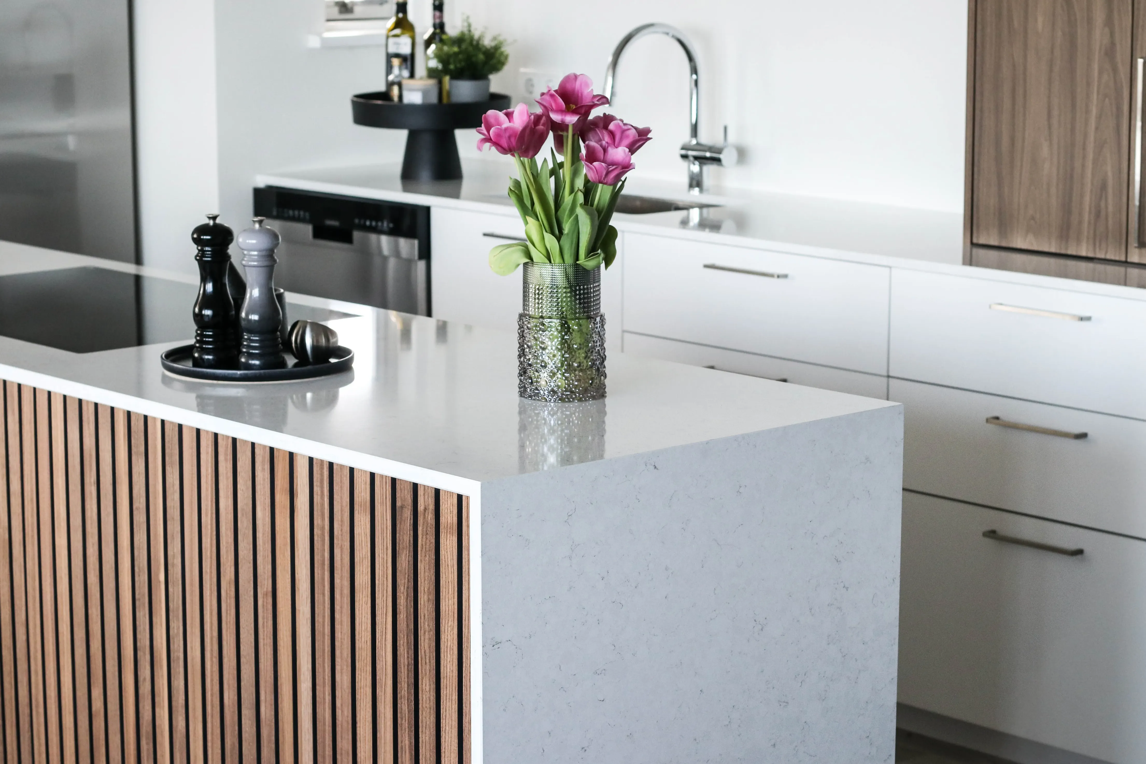 Vittoria White quartz steinsleg í notkun – rýmissýning