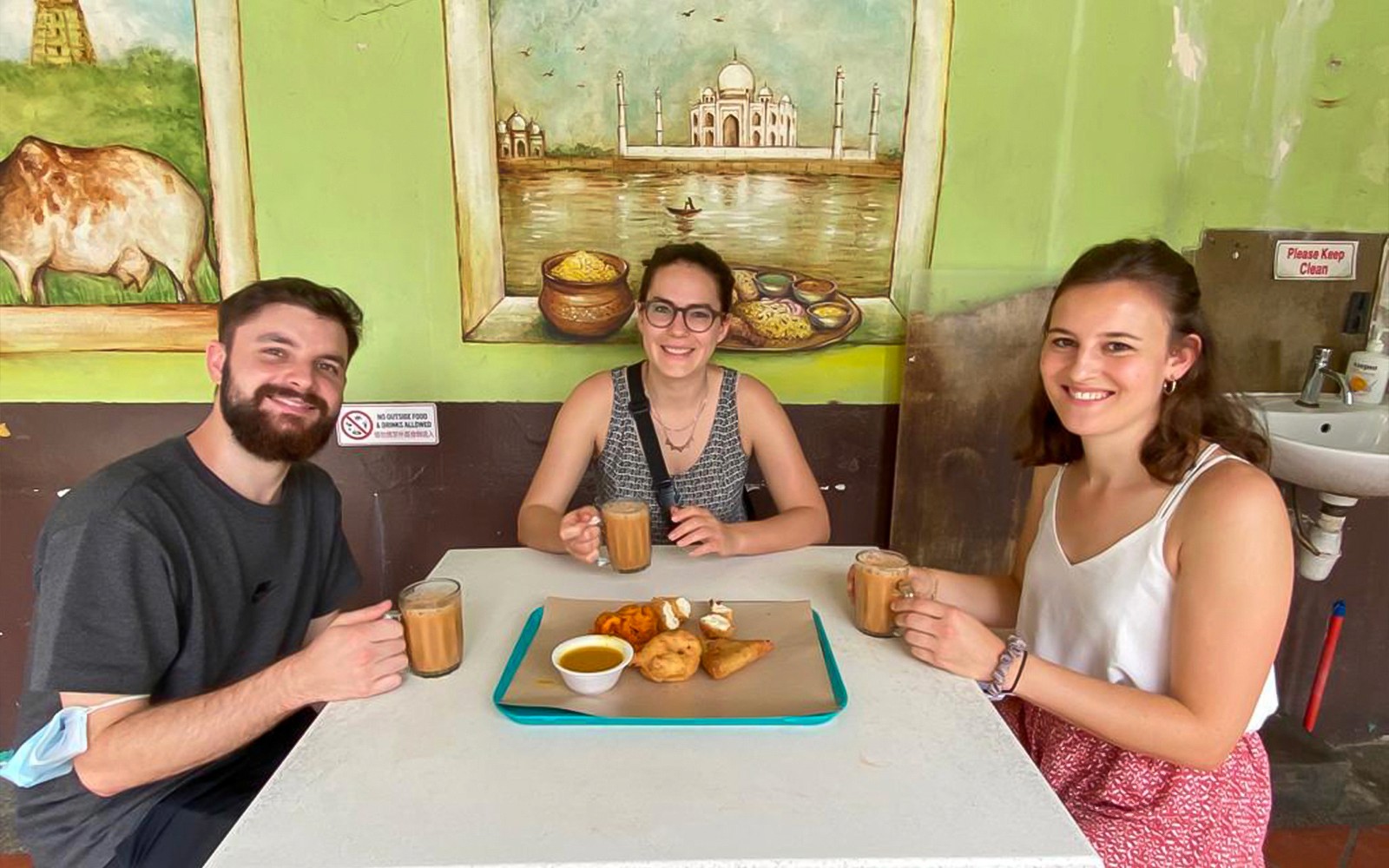 新加坡的小印度小食攤提供多樣的美食品嚐之旅。