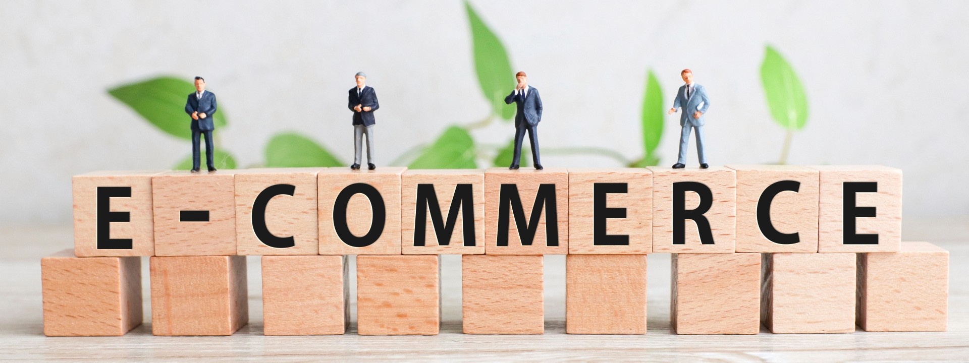 E -commerceと書かれたブロックの画像