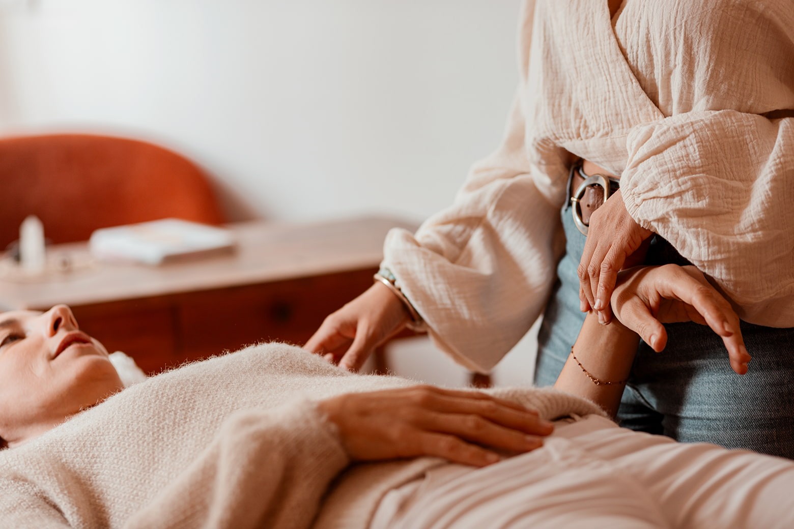 Coralie Habrard execute le test musculaire sur une patiente allongée