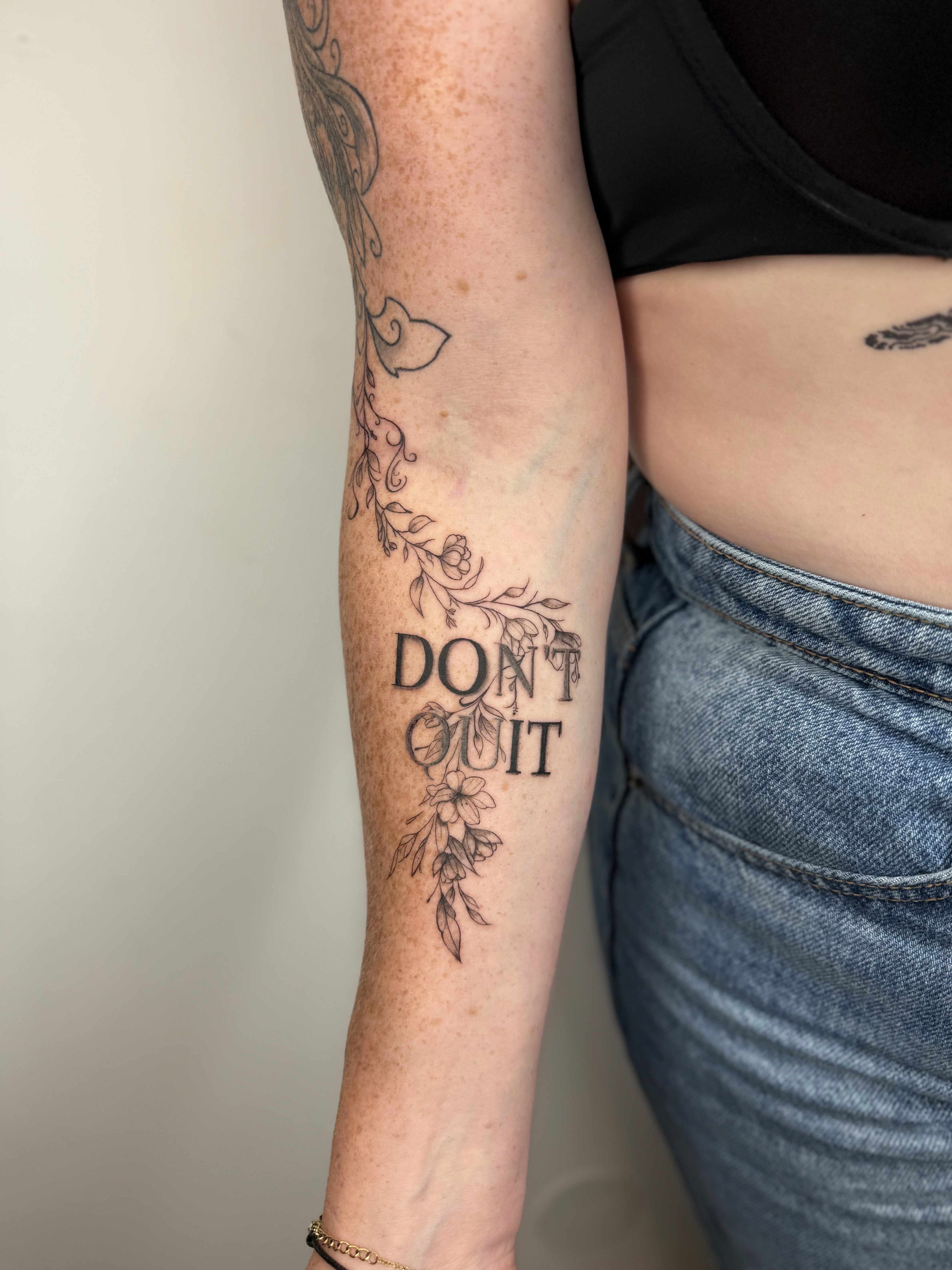 01_Dont-Quit_Floral_Fineline_Unterarm