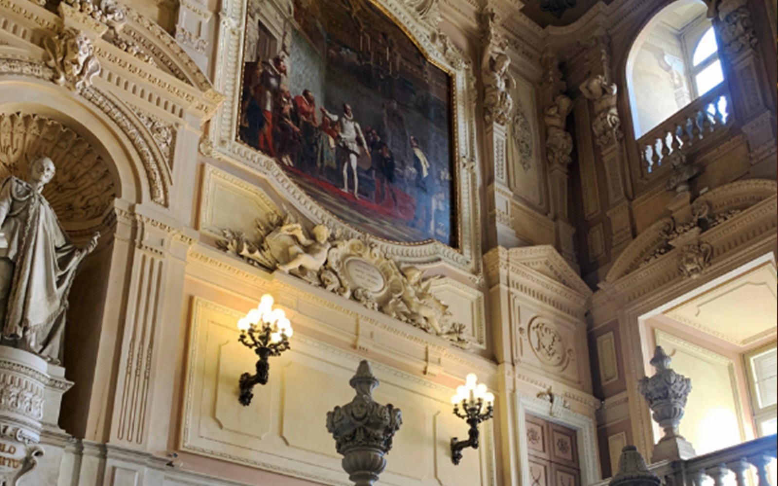 Bahagian dalam Istana Diraja Turin dengan arca berhias dan lukisan sejarah.