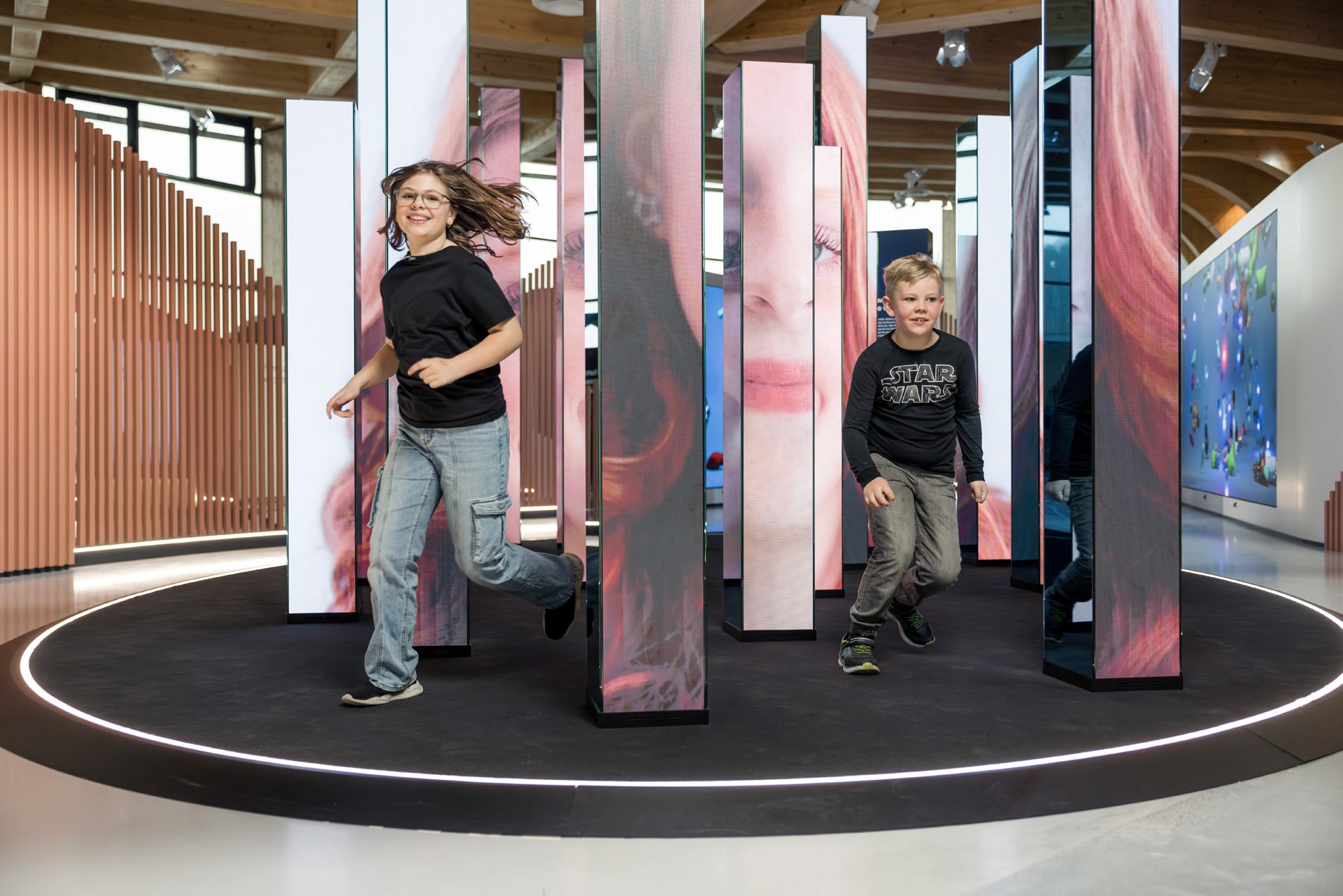 barn som leker i ett aktivitetsrum