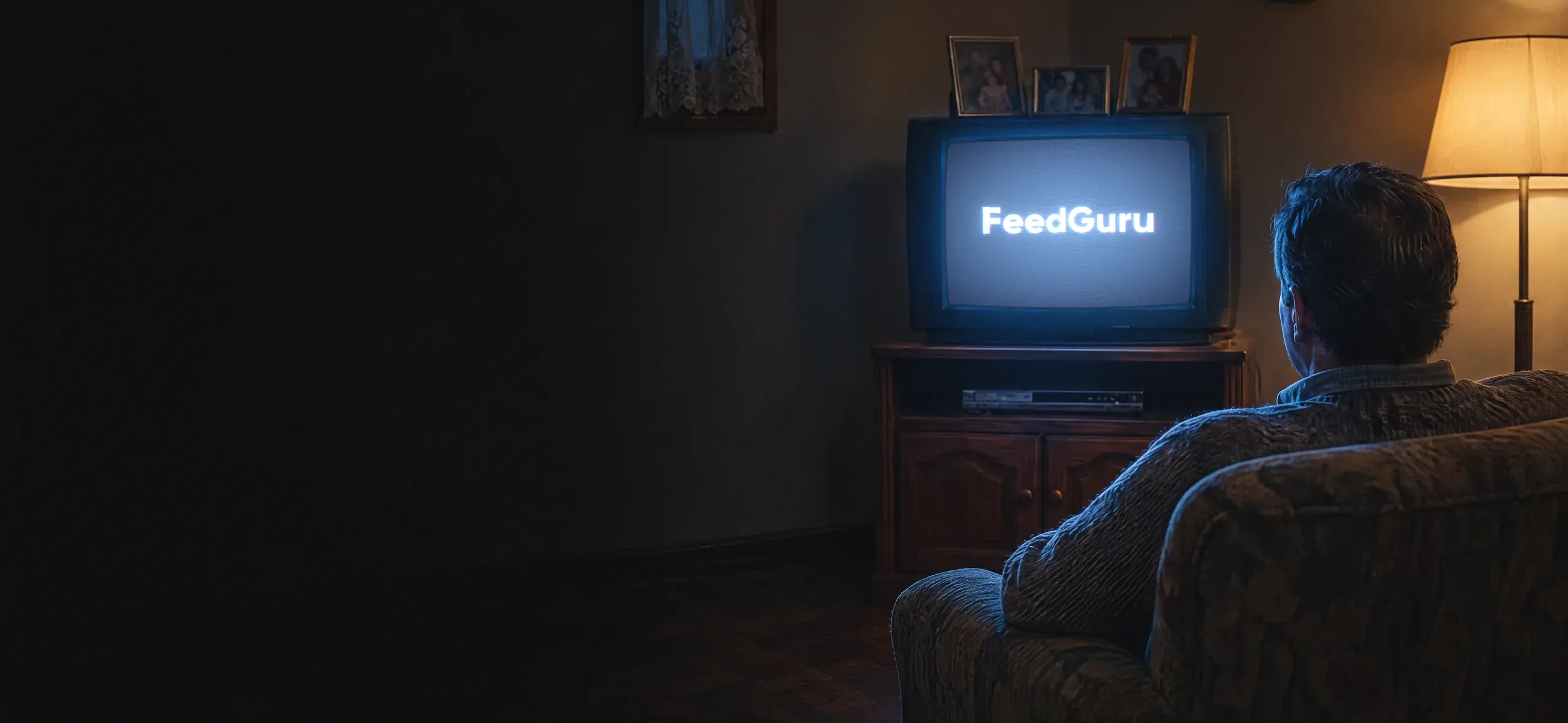 Un hombre de espaldas, sentado en un sillón en un living de los años noventa, mira de noche un televisor de tubo que muestra el logo de FeedGuru; la luz azul de la pantalla y una lámpara de pie cálida iluminan la habitación.