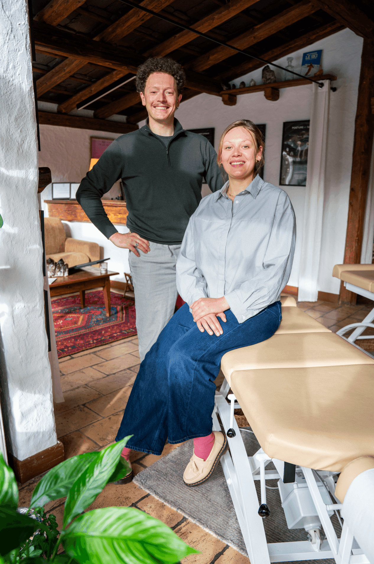 Juliette Vial doing chiropratic