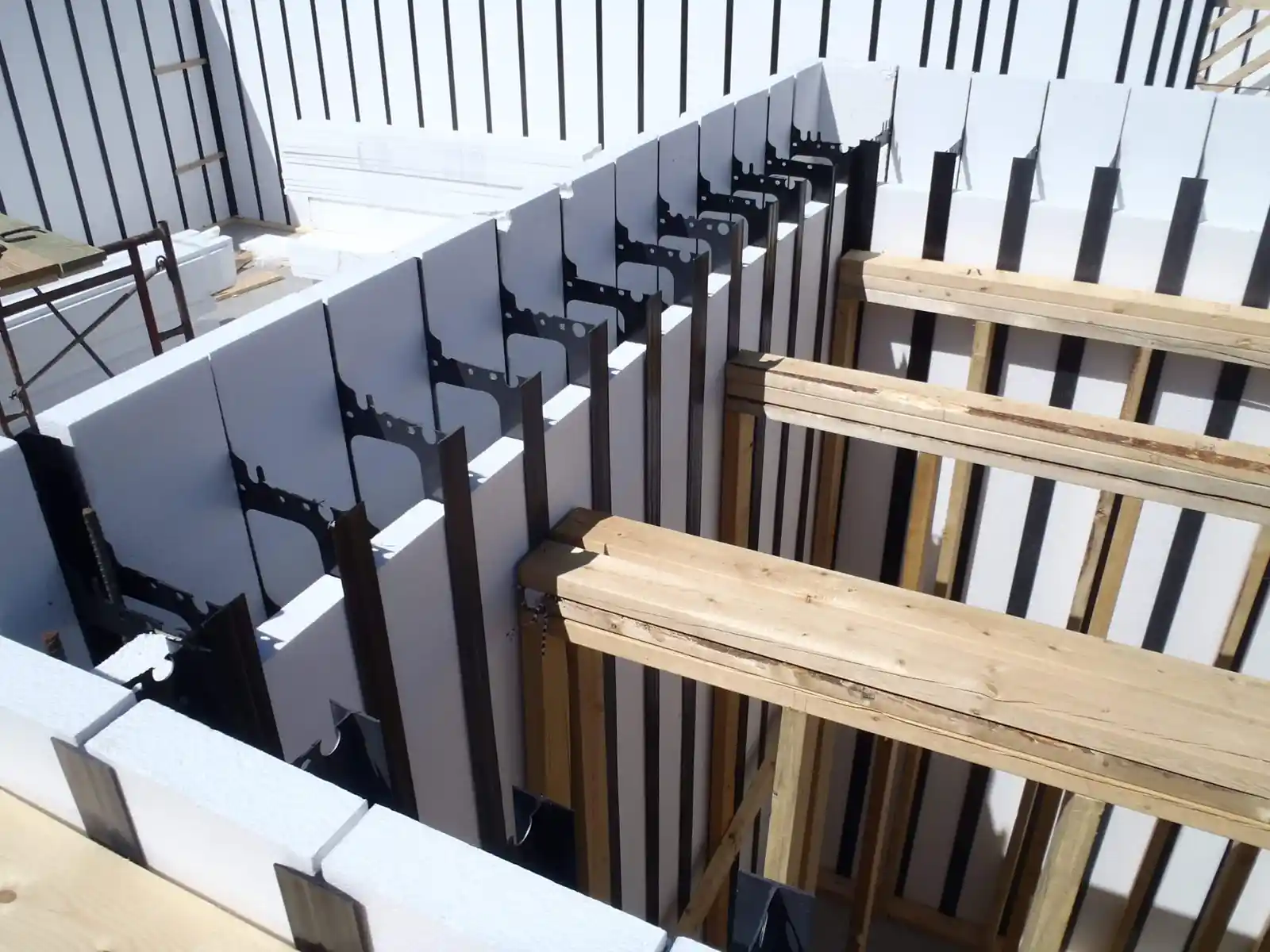 Interlocking wall system