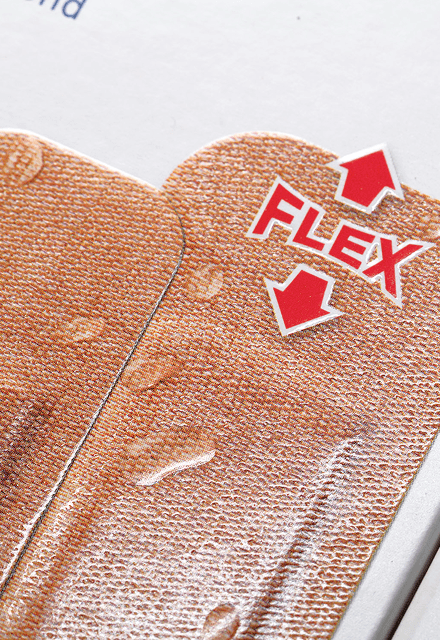 Nahaufnahme des Präge-Embossings auf der Verpackung für Hansaplast – ein Detail im Verpackungsdesign von Design for Human Nature in Hamburg.