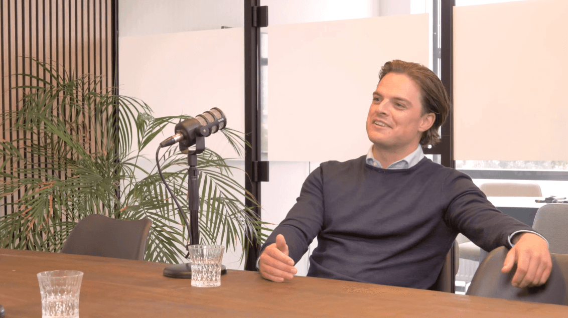 "AI Strategie voor Leiders: Bouw een Veilig en Schaalbaar Fundament" met Tom Koopman van MSTR Nijmegen. De afbeelding toont Tom in gesprek over de impact van AI Agents op organisaties.