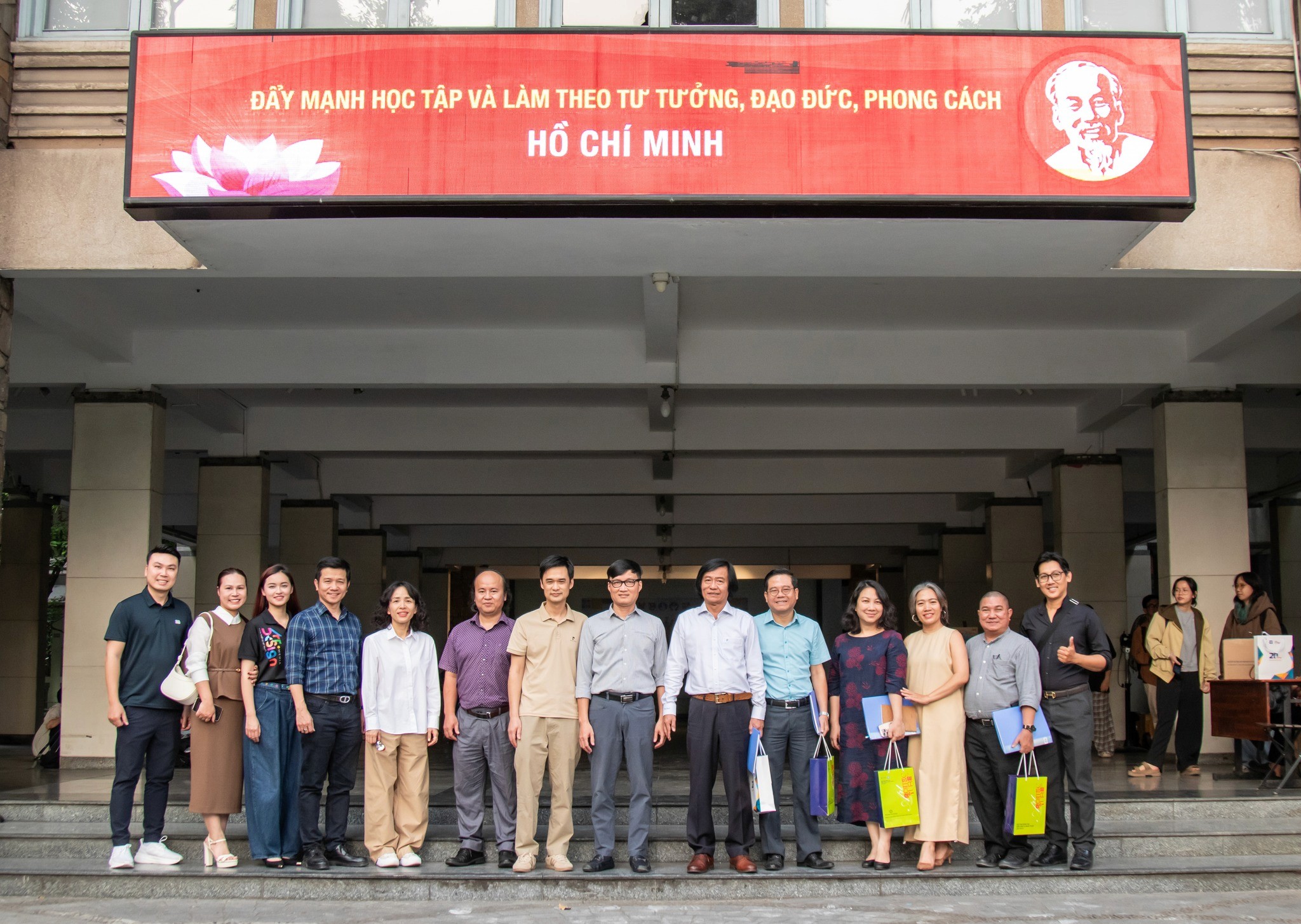 Có thể là hình ảnh về một hoặc nhiều người và văn bản cho biết 'ĐẤY MẠNH HỌC TẬP VÀ LÀM THEO TƯ TƯỞNG, ĐẠO ĐỨC, PHONG CÁCH HỒ CHÍ MINH'