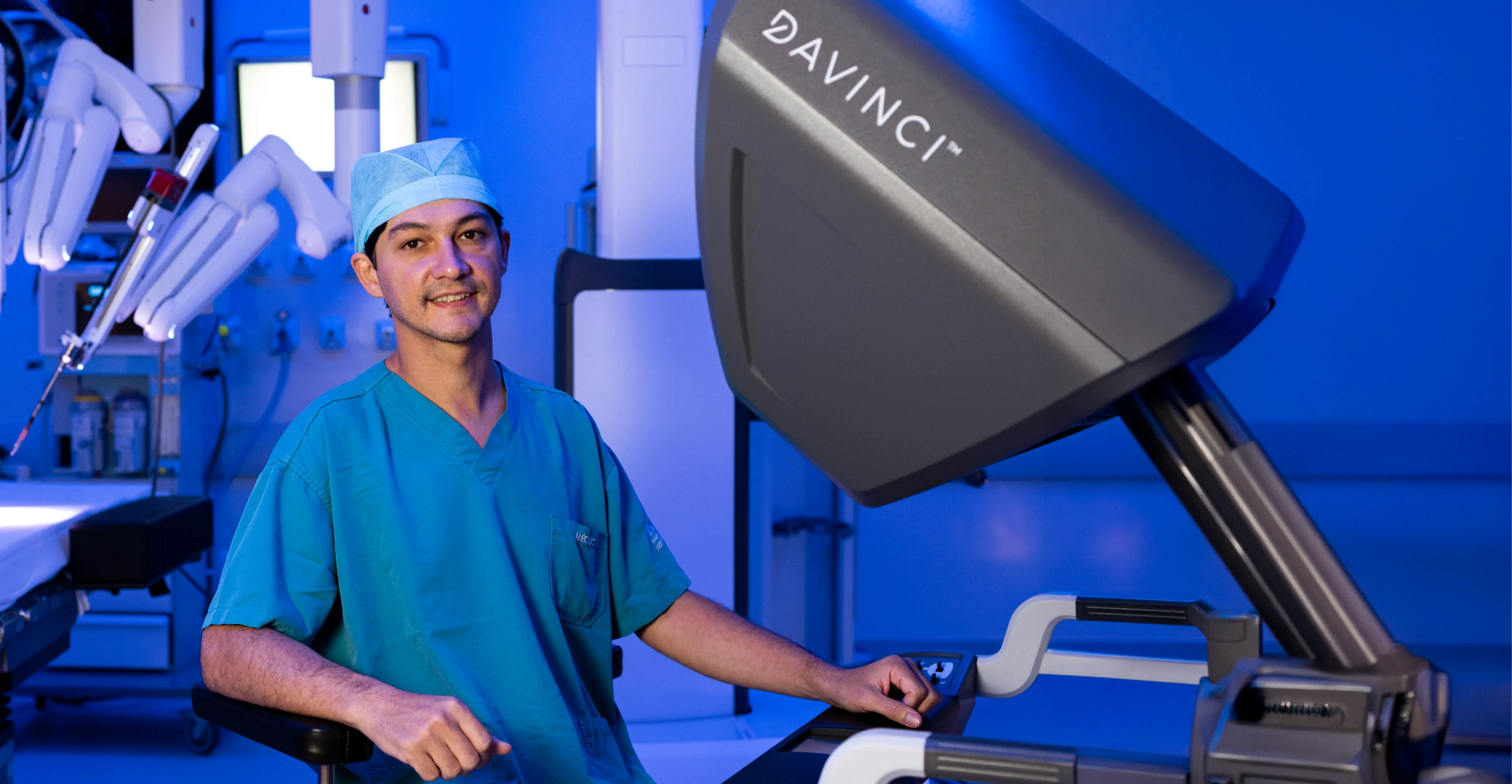 Sala cirúrgica do Centro de Cirurgia Robótica do Grupo Santa com sistema Da Vinci em operação, Brasília