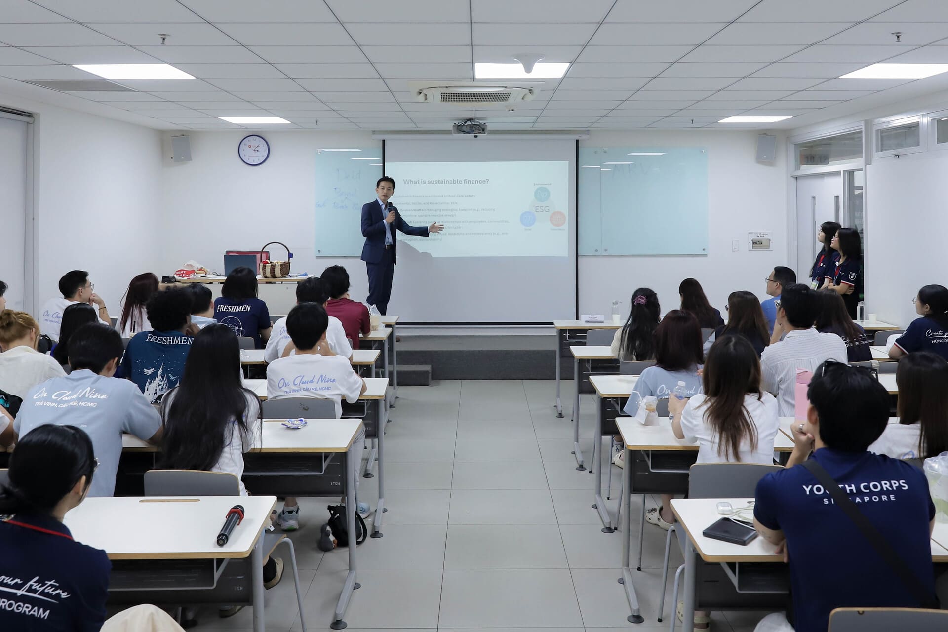 vlu-Chuong-trinh-International-Service-learning-#29:-Tiep-don-doan-sinh-vien-truong-quan-ly-Singapore-(SMU) 0100.jpg