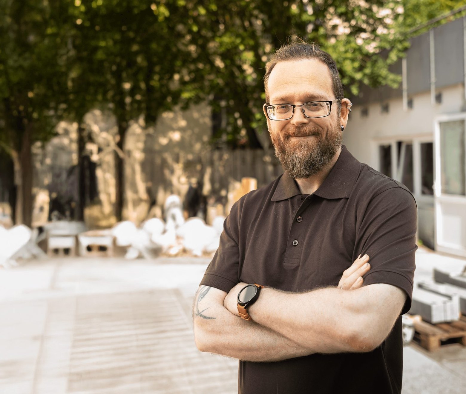 Jan Wandscher im Hof seiner Werkstatt in Oldenburg