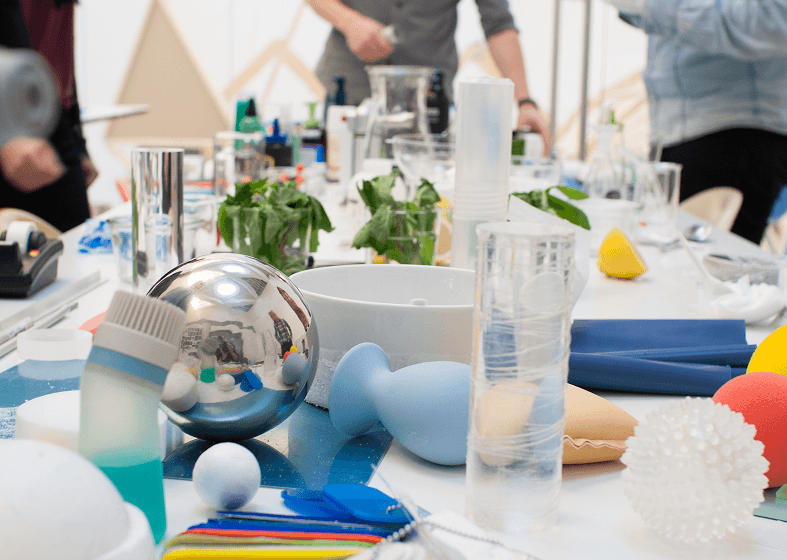 Workshop-Tisch mit Stimulus-Material.