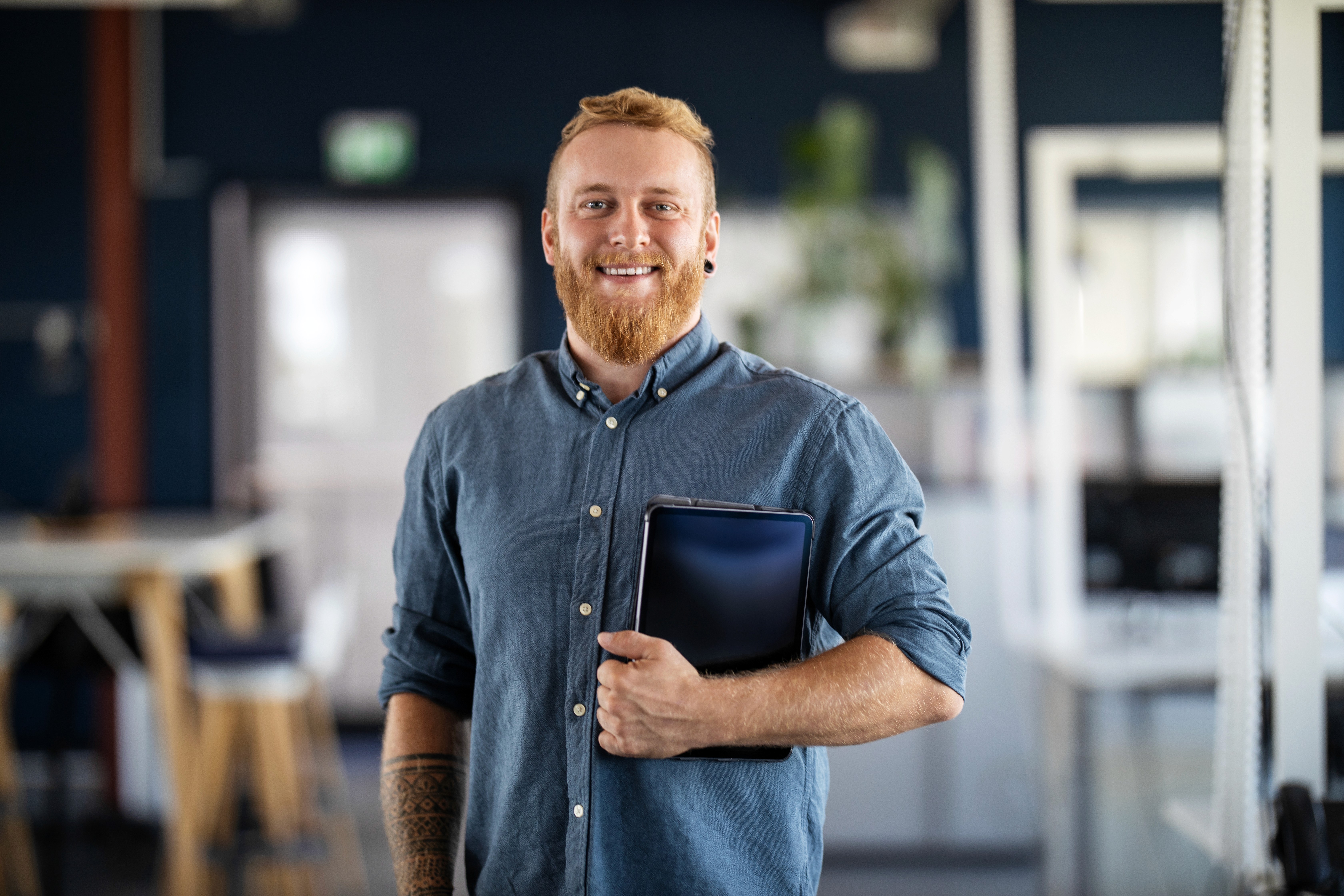 Büro-Angestellter eines Handwerksbetriebs mit Unterlagen