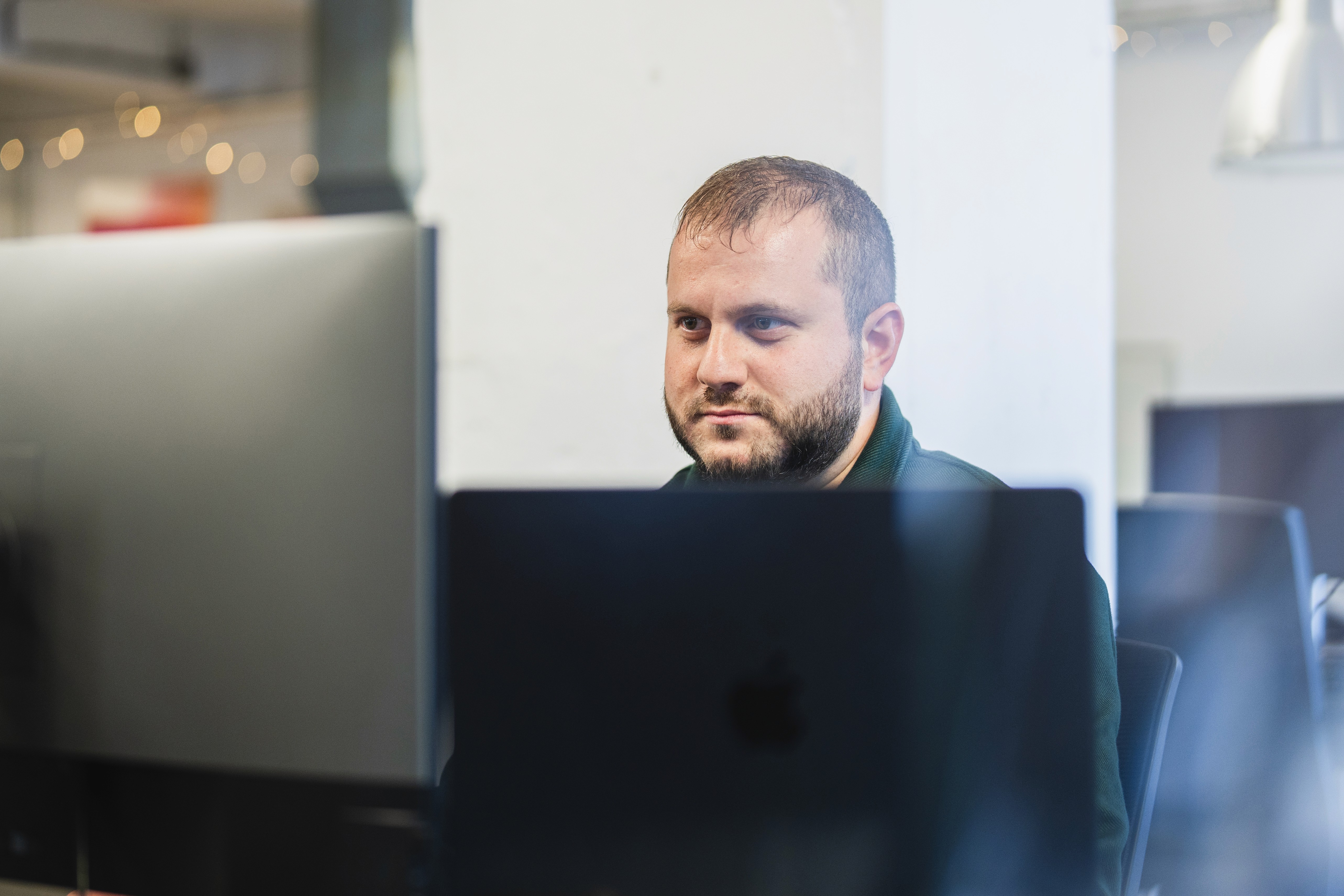 Jelte en Egbert discussiëren in een vergaderzaal