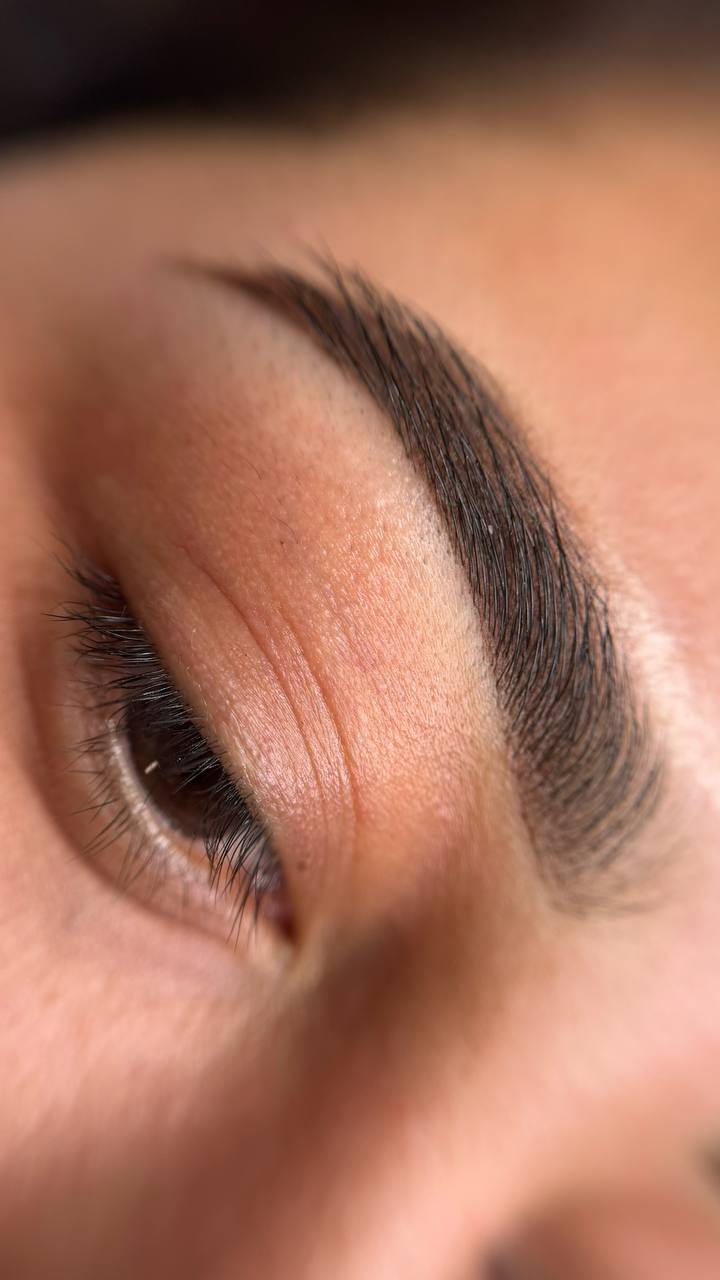 Natural ombre brows with a soft gradient effect – before and after.