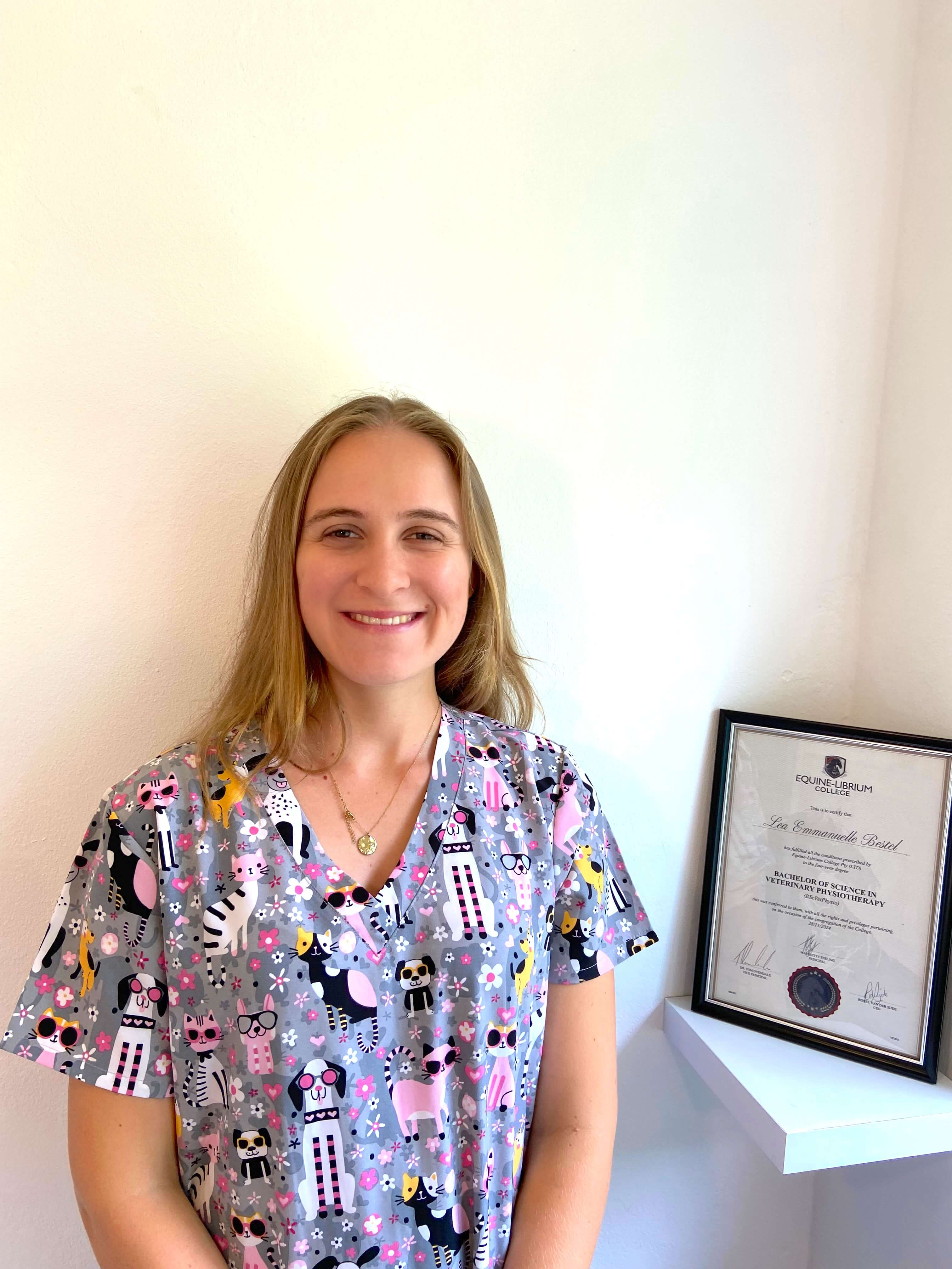 Portait of Lea Bestel with her degree for Veterinary Physiotherapy